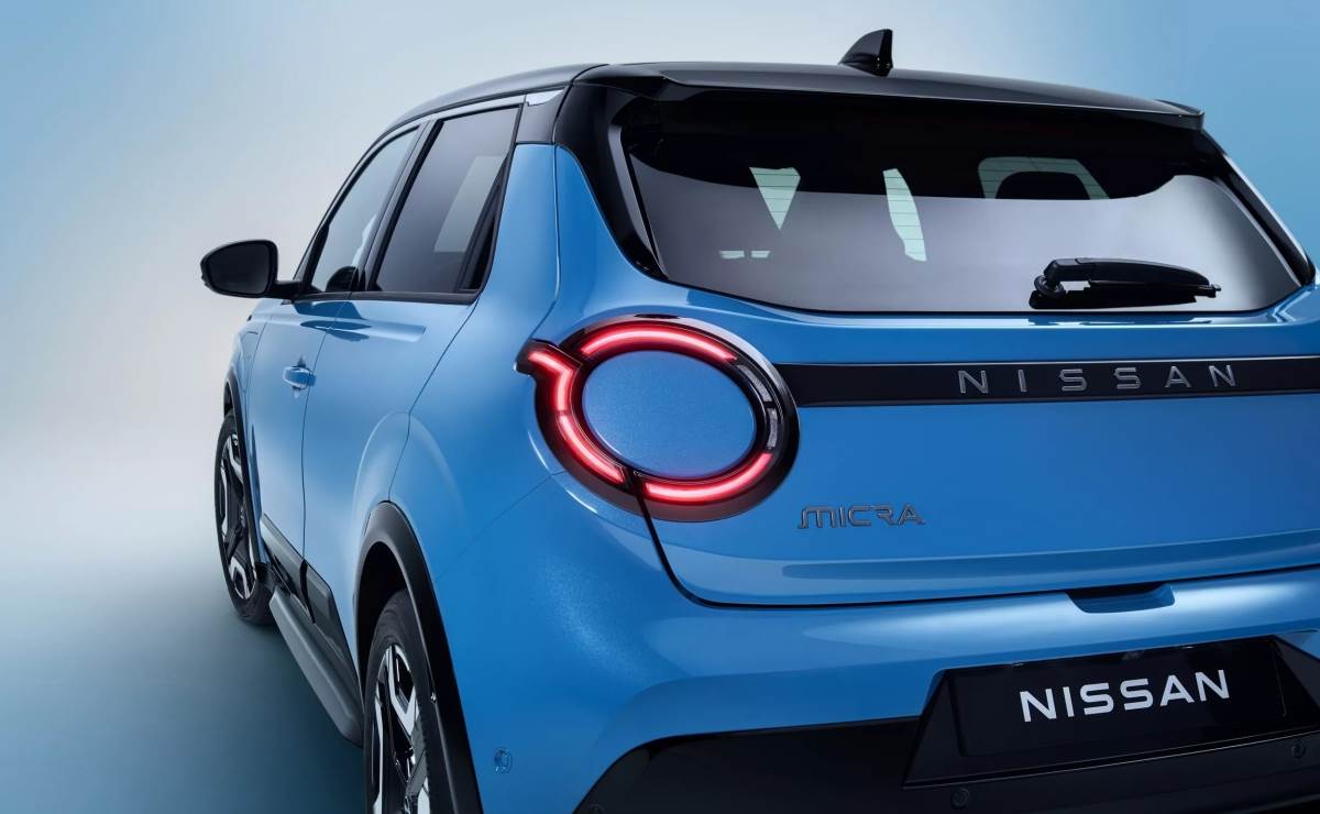 尾燈與頭燈相呼應，中央更有與車身同色的烤漆妝點，展現活潑色彩。（圖／日產提供）