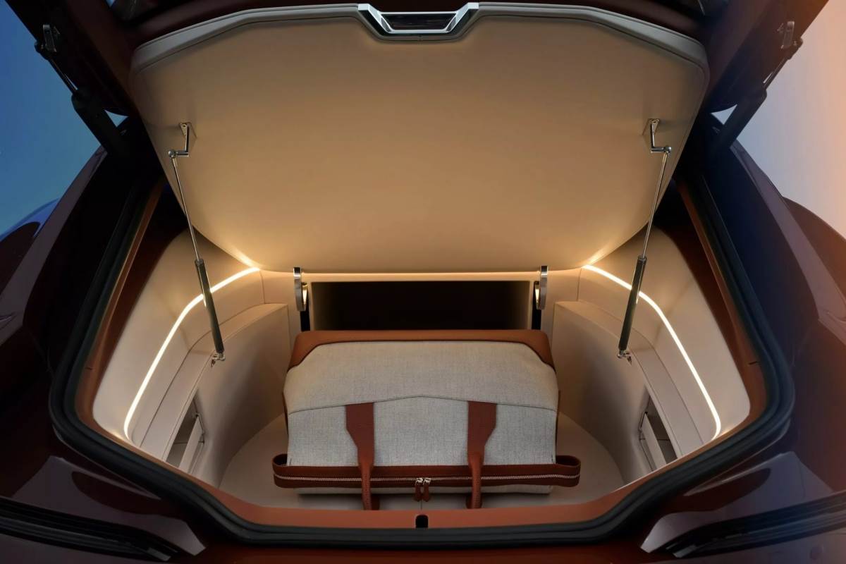 後方行李廂底版之下還有額外的置物空間，讓出門旅遊更加便利。（圖／寶馬提供）