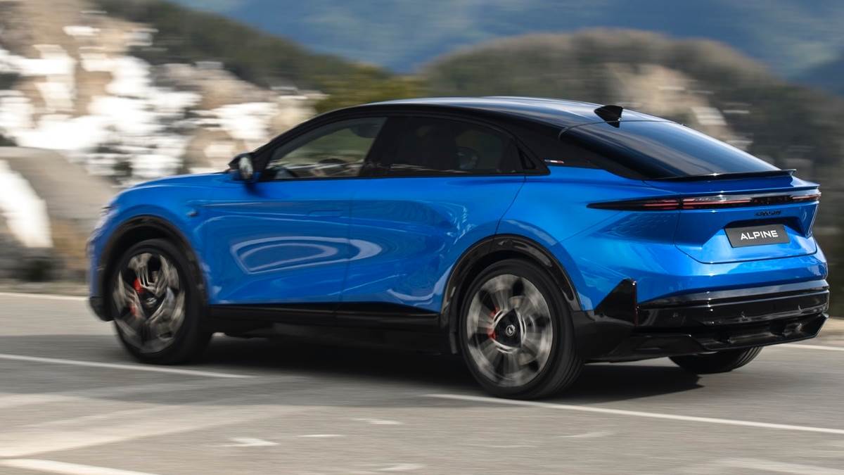 車輛擁有流線化的車尾設計，從車頂往後延伸的後擋風玻璃讓運動氛圍提升。（圖／Alpine提供）