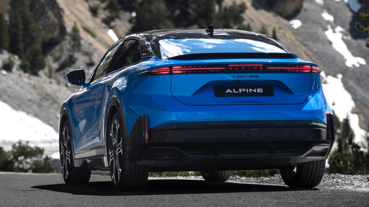 不論是車頭或車尾都擁有貫穿式的燈條設計，展現車輛前衛氛圍。（圖／Alpine提供）