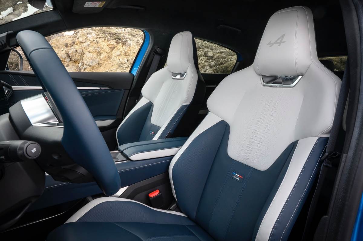 車內鋪陳有著高級感受，畢竟車價也不便宜，GT版本要價6萬英鎊（約新台幣241.7萬元）。（圖／Alpine提供）