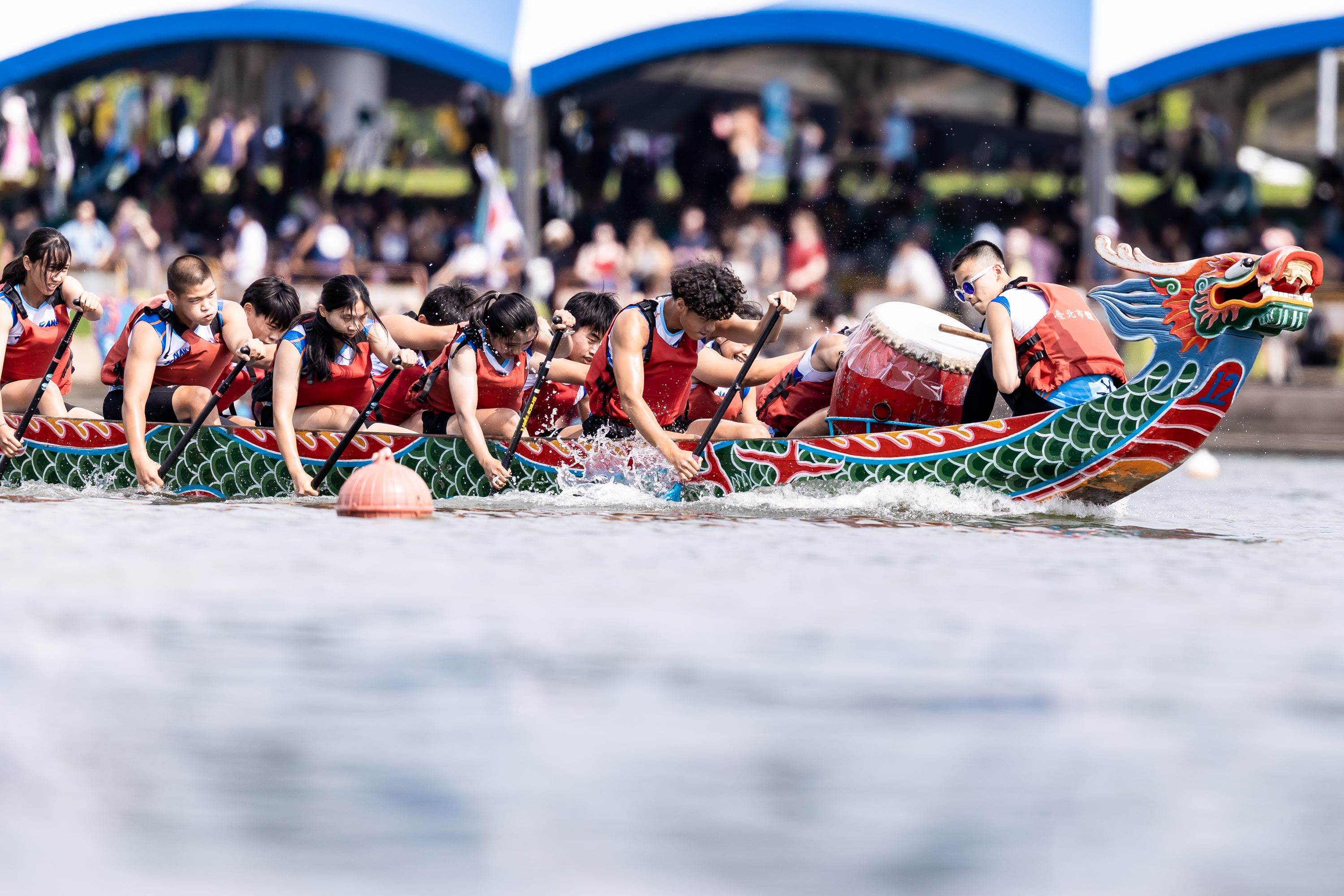 2025臺北國際龍舟錦標賽總決賽現場，河道上參賽隊伍皆卯足全力，贏得冠軍榮耀。（圖／臺北市政府體育局提供）