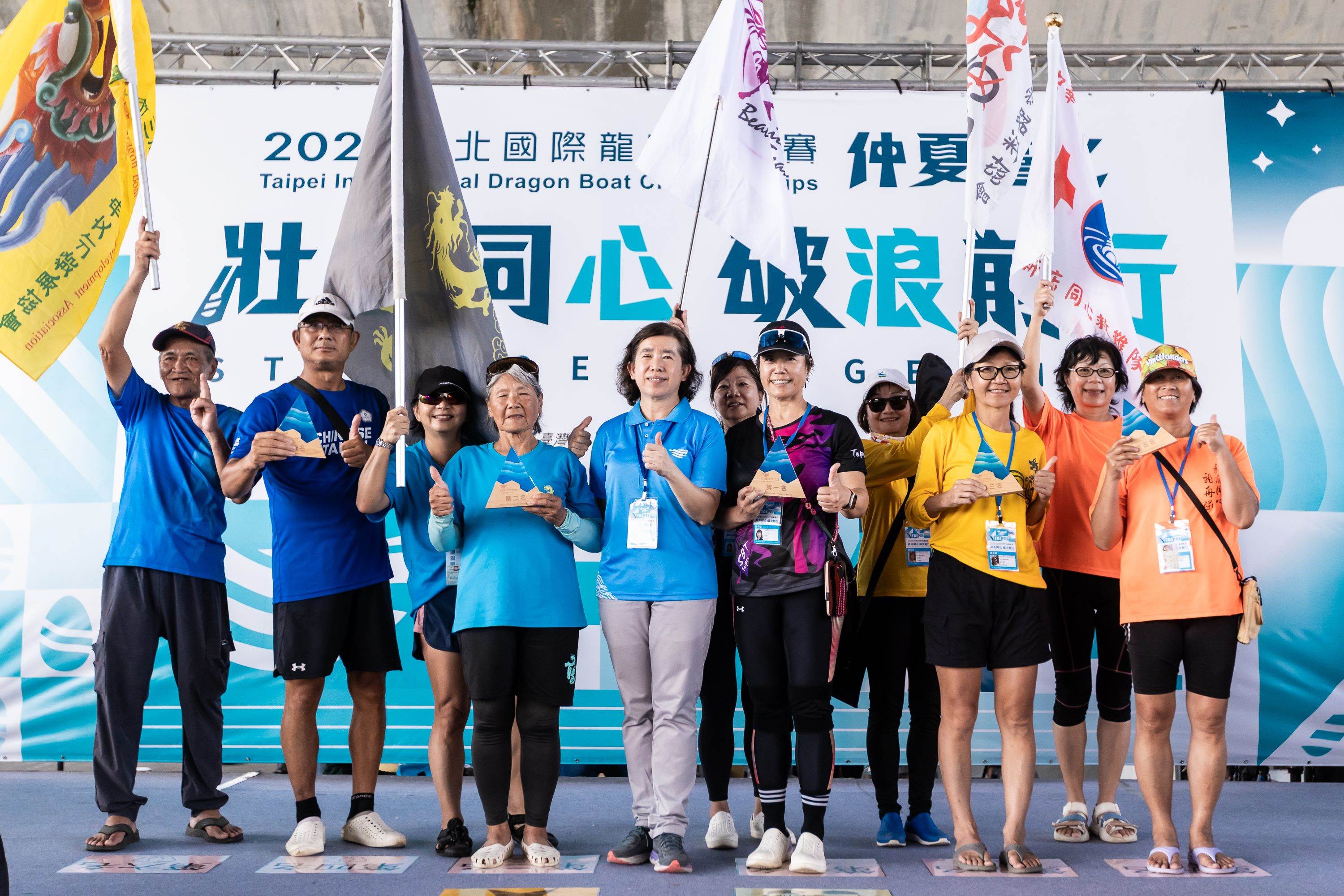 本屆首度增設常青女子組競賽，第一名到第五名分別為SBeauty、京典水上玫瑰、愛路迷長青B隊、三角渡隊女子隊、新店同心長青女子隊。（圖／臺北市政府體育局提供）