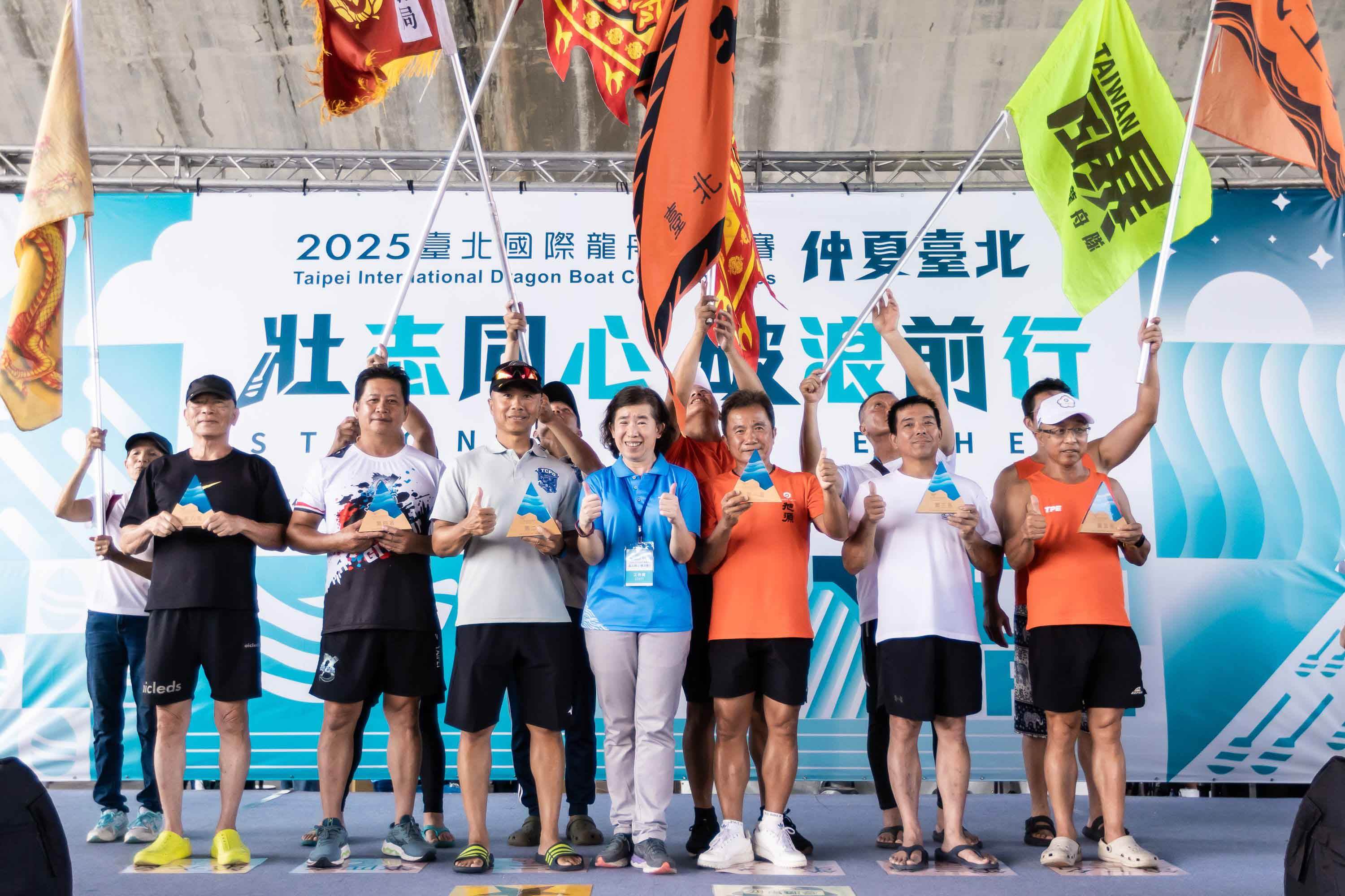 小型龍舟常青混合組第一名到第五名分別為旭源武士家黃隊、臺北市政府警察局A龍舟隊、臺灣風暴常青隊、南極冷凍壯年龍舟隊、旭源武士家橘隊、合環建設龍舟隊。（圖／臺北市政府體育局提供）