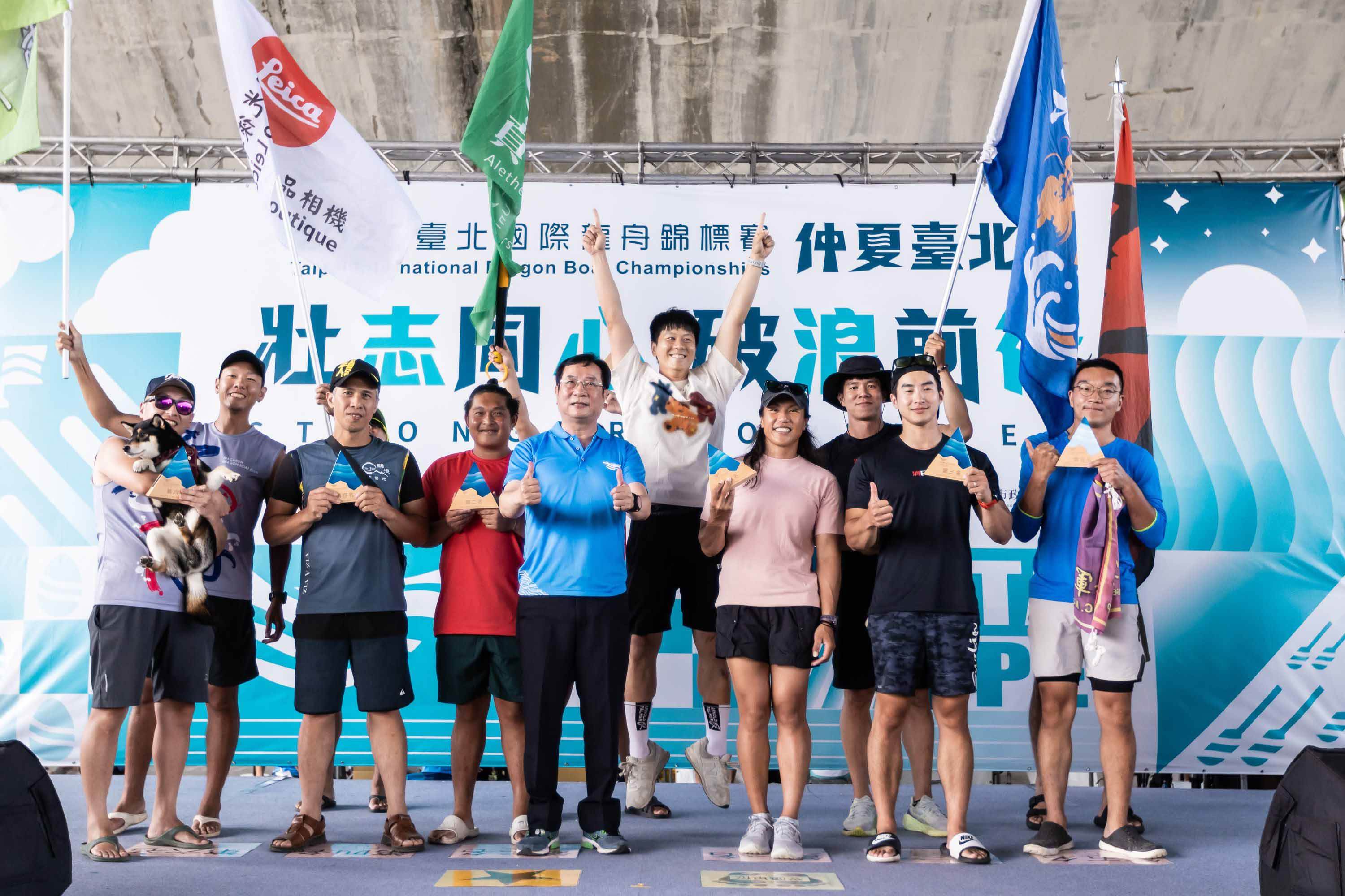 小型龍舟男子組第一名到第六名分別為港中popoo、真理大學、消BRO快、日光徠卡、SALAMA龍舟隊、黑糖馬卡龍舟隊。（圖／臺北市政府體育局提供）