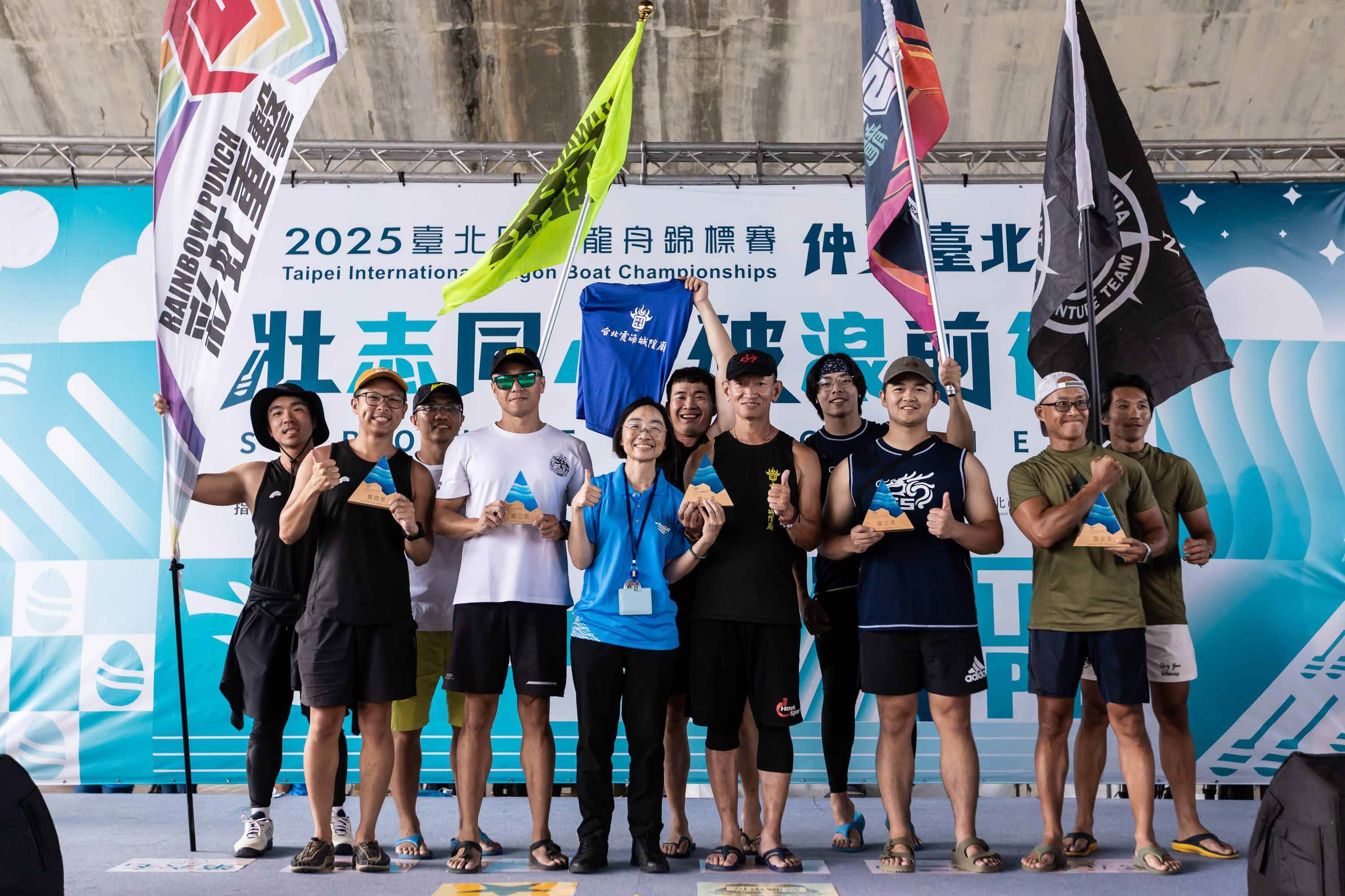 競爭最為激烈的大型龍舟男子組第一名到第五名分別為台北霞海城隍廟、臺灣風暴男子隊、六五龍舟隊、彩虹重擊湧、甘安呢阿。（圖／臺北市政府體育局提供）
