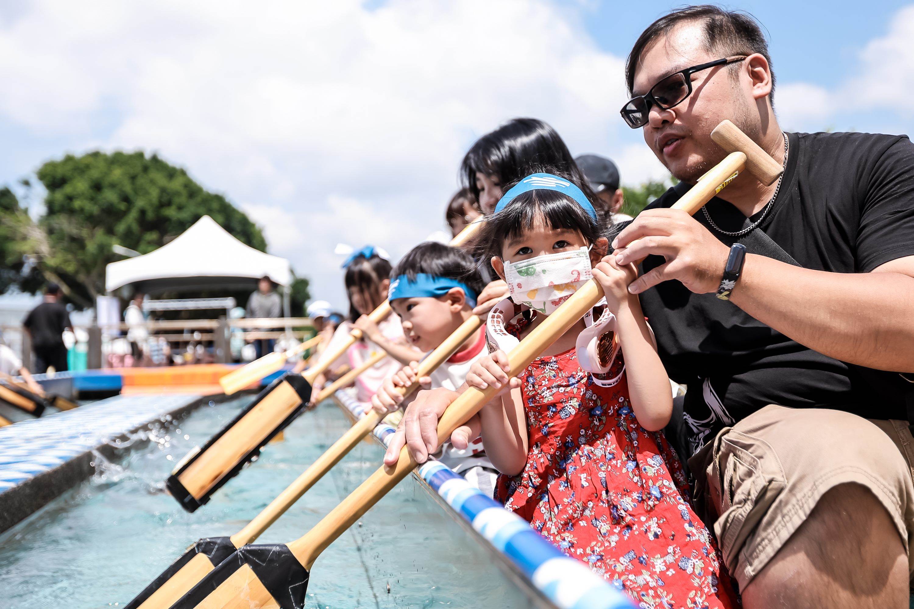為了扎根龍舟運動，2025臺北國際龍舟錦標賽特別規劃為10歲以下孩童量身打造的「<a href='/search/tags/龍舟小選手體驗營/' target='_blank'>龍舟小選手體驗營</a>」。（圖／臺北市政府體育局提供）