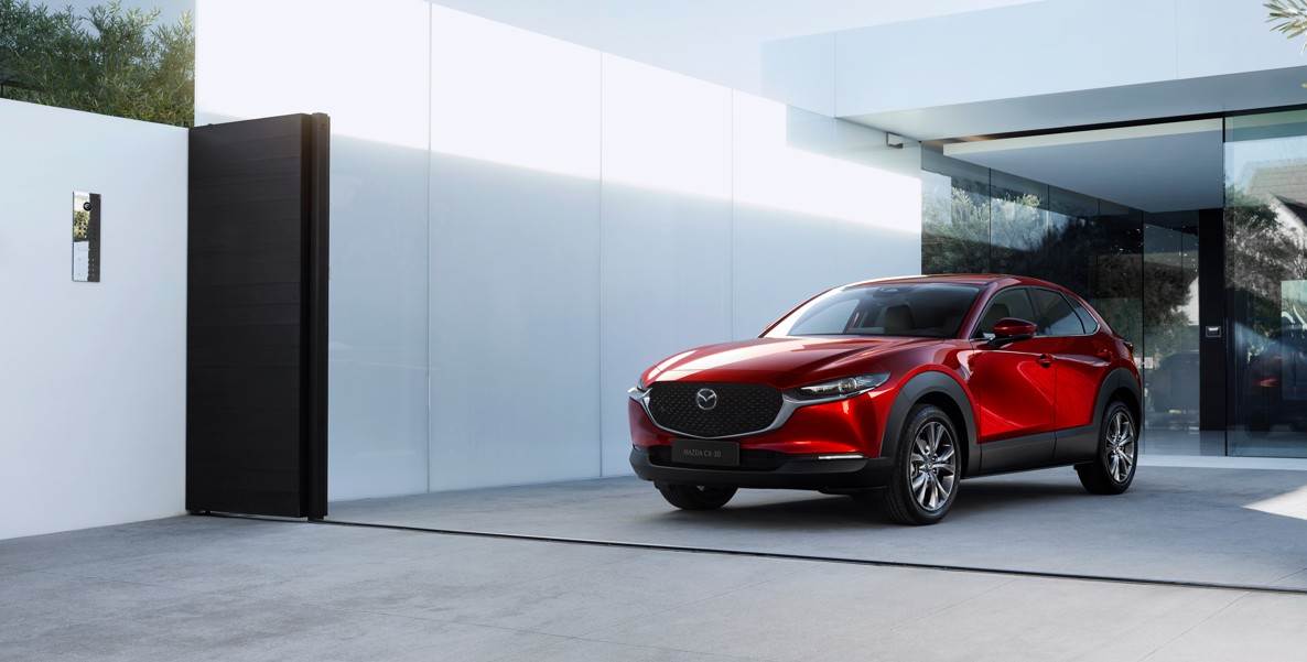 MAZDA CX-30於入門車型20S Ace Edition及20S Premium，限時標配能支援智慧型手機導航指引的前擋投影式全彩HUD抬頭顯示器。（圖／台灣馬自達提供）