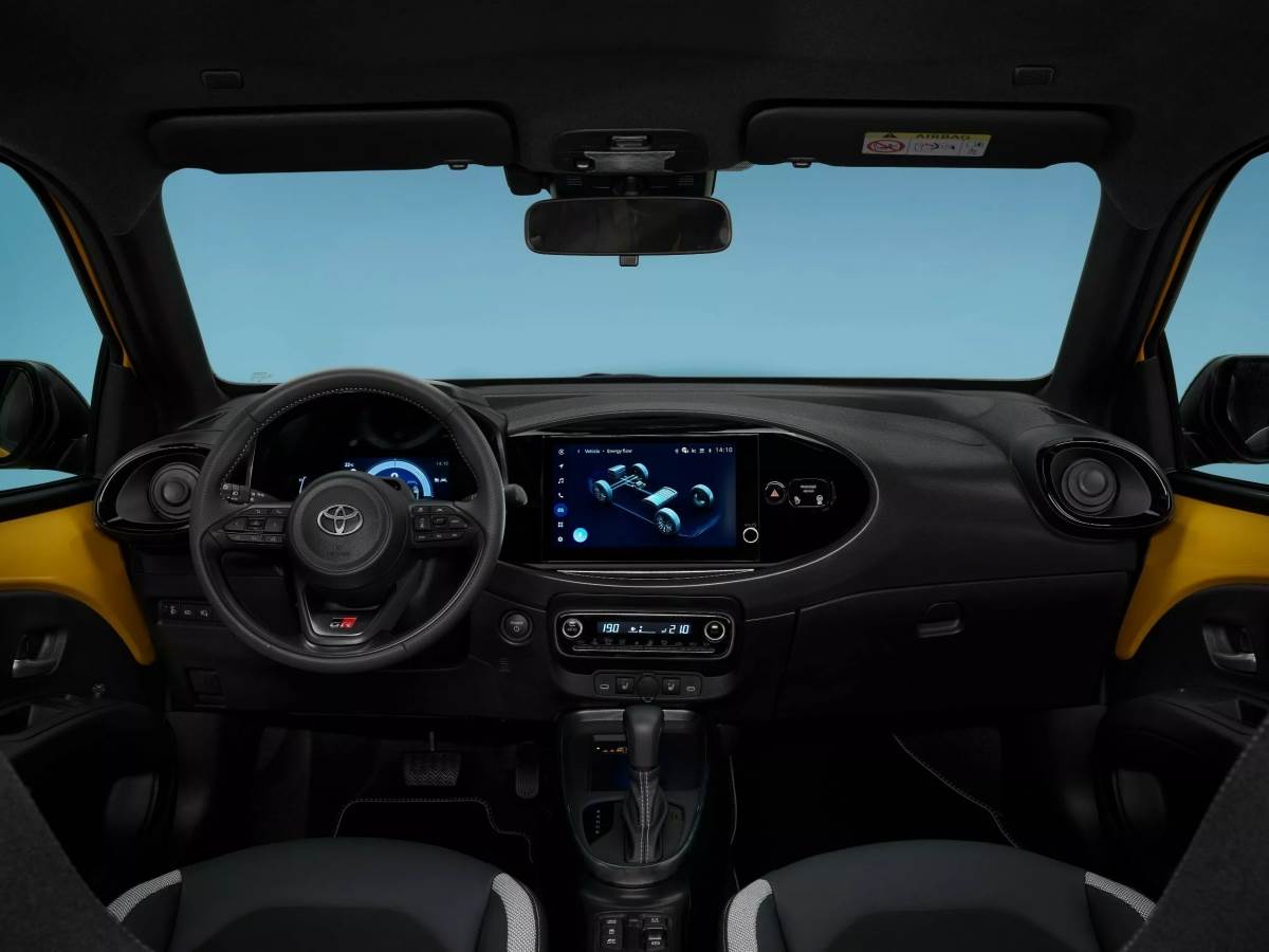 車內標配7吋數位儀表,高階車型採用10吋中控螢幕配置。(圖/豐田提供)