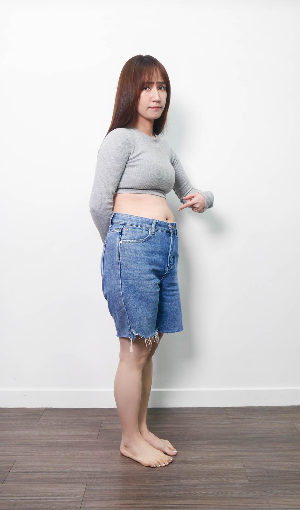 小薰表示：「年過30代謝變很差，腰間肉怎樣都消滅不了，有次定裝為了塞進牛仔褲硬擠褲。（圖／美体專科提供）