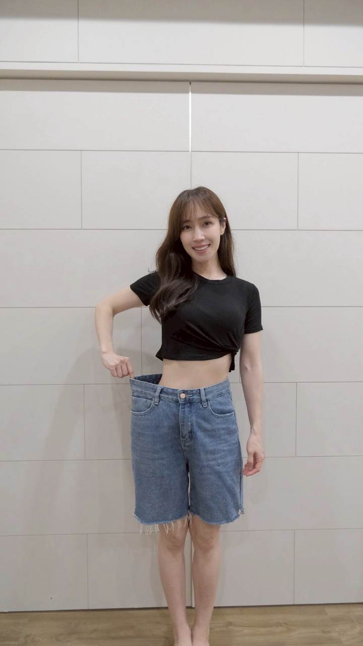 小薰狂減7K後，牛仔褲整個鬆一大圈。（圖／美体專科提供）