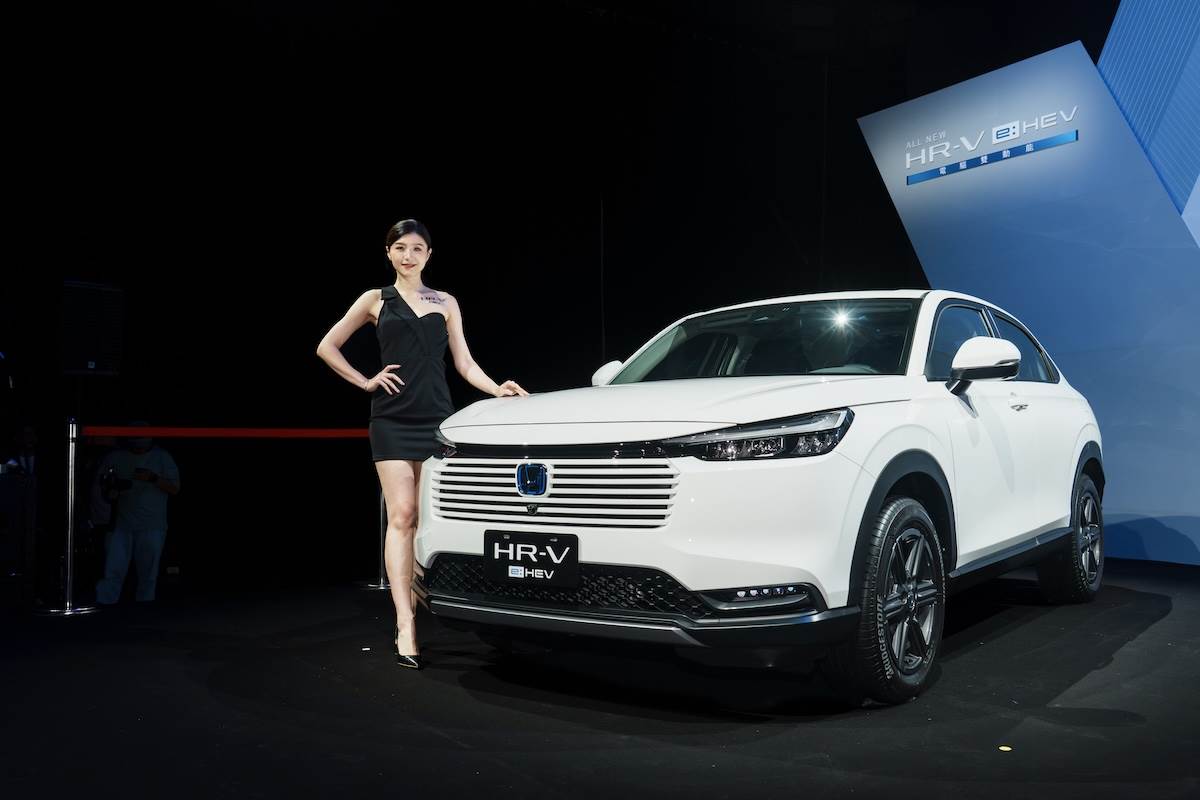 水箱護罩上部柵欄條採黑化設計,與兩側頭燈融為一體,強化整體銳利感。側身透過縮減下部幅度,進一步提升寬闊感,打造更霸氣的視覺效果。。(圖/林昱丞攝影)