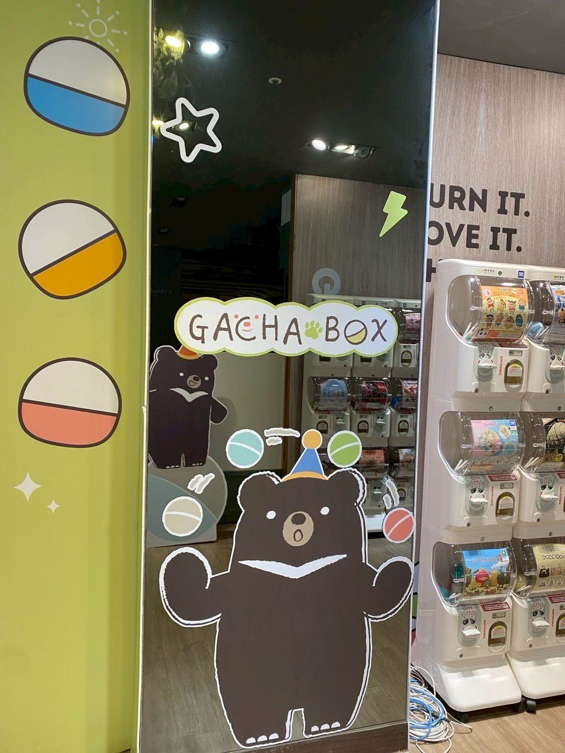 台中中友店《GACHA BOX》打造最有趣的夢幻驚喜遊樂園，還有超萌的店鋪吉祥物–《萊克熊 (Lucky Bear)》。（圖／<a href='/search/tags/麗嬰玩具/' target='_blank'>麗嬰玩具</a>提供）