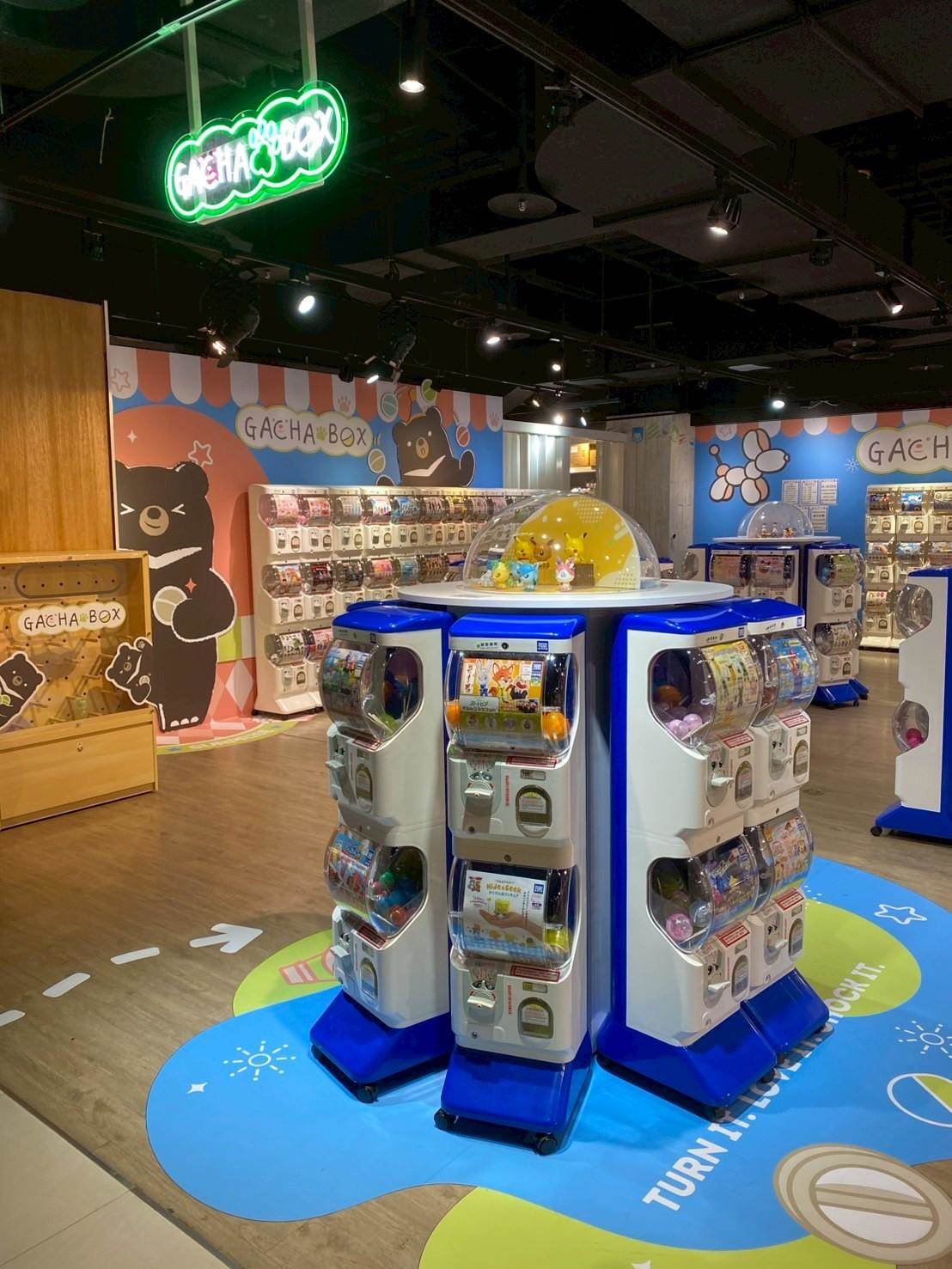 店內更設有「絕版經典轉蛋展示區」、「轉蛋拍照打卡小場景」、「超巨大轉蛋機」、還有多處「萊克熊的可愛拍照打卡牆」等創意互動空間。（圖／麗嬰玩具提供）