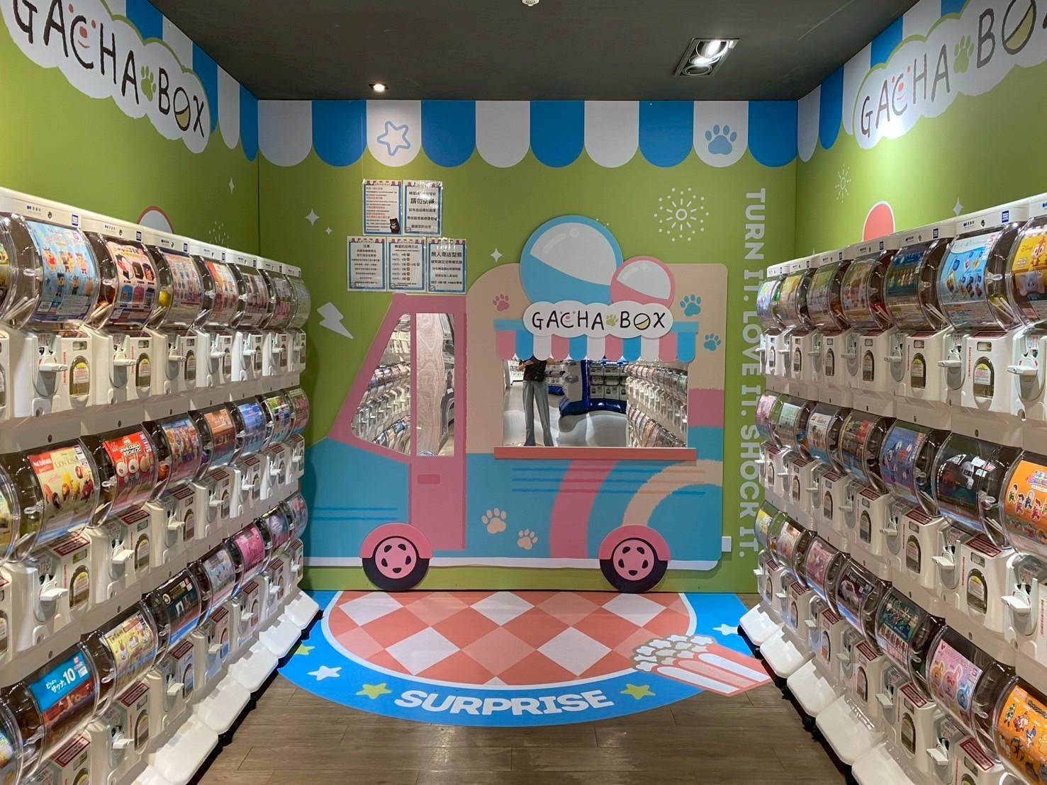 台中中友店《GACHA BOX》集結了日本時下最新最夯的轉蛋品牌，現場有超過300款以上的轉蛋商品。（圖／麗嬰玩具提供）