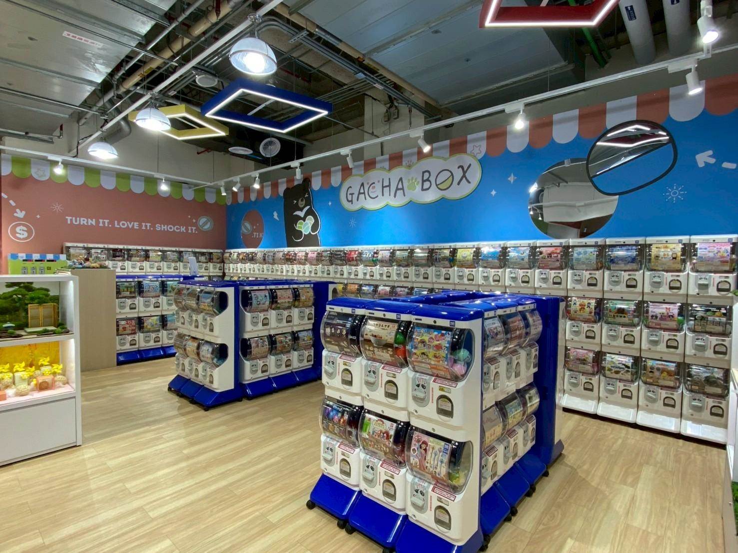 高雄義享時尚廣場《GACHA BOX》現場有超過300款以上的轉蛋商品，包含超人氣IP吉伊卡哇、三麗鷗、寶可夢、迪士尼等。（圖／麗嬰玩具提供）