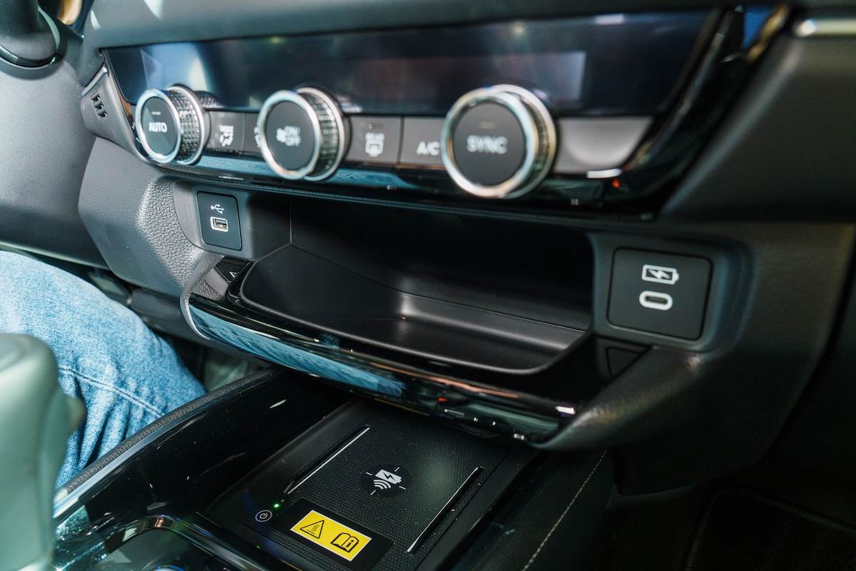 最主要是在無線充電面板上方增加一個開放式托盤,並把其中一個USB插孔換成Type-C。(圖/林昱丞攝影)