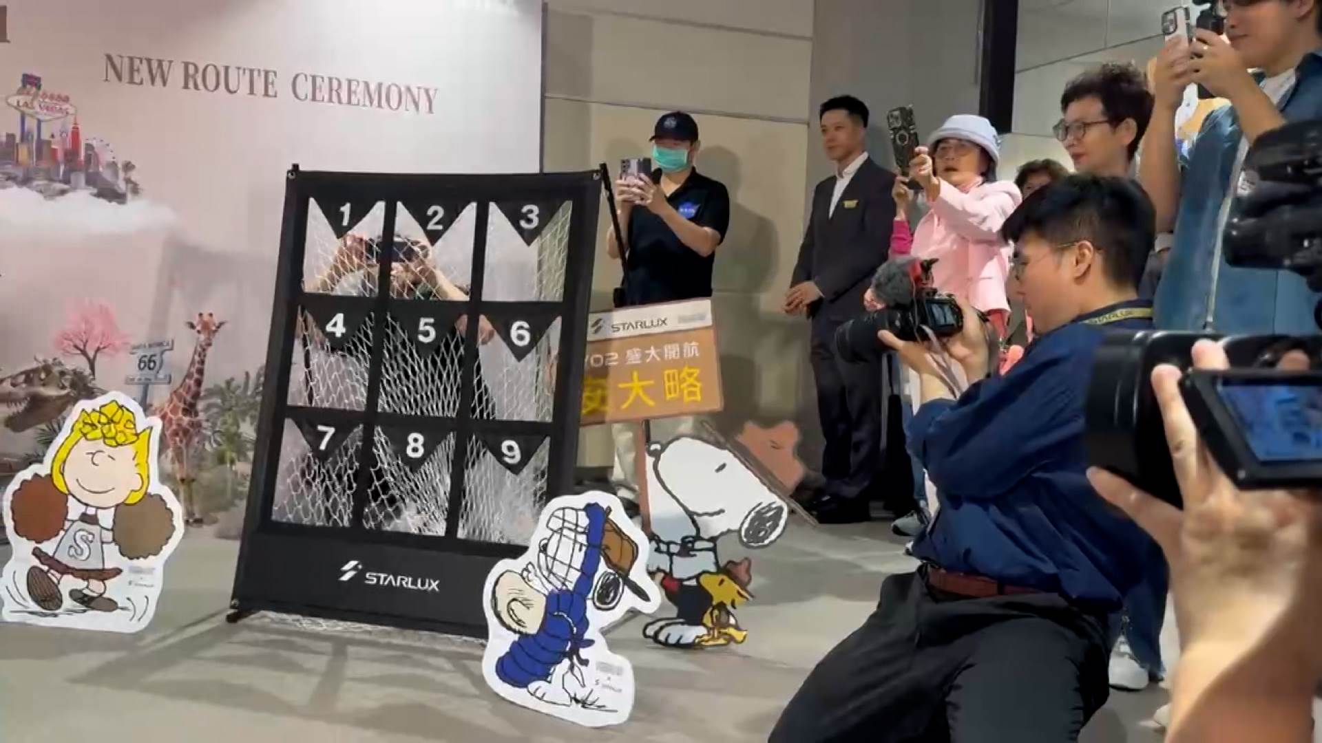 安大略航線啟航現場以棒球為主題,與卡通明星<a href='/search/tags/SNOOPY/' target='_blank'>SNOOPY</a>一同歡慶台北直飛安大略航線正式啟航。(圖/東森新聞)