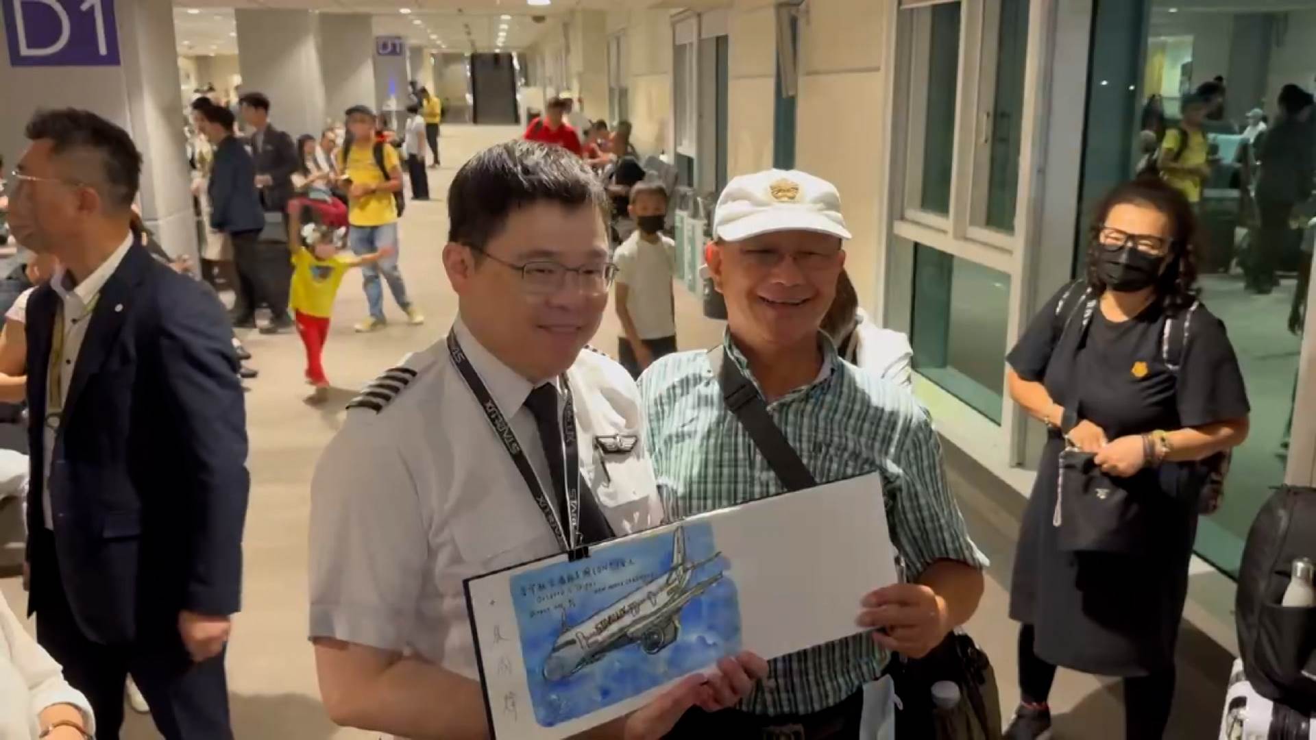 星宇航空董事長張國煒親自擔任首航班機機長,現身現場吸引大批旅客合影留念。(圖/東森新聞)