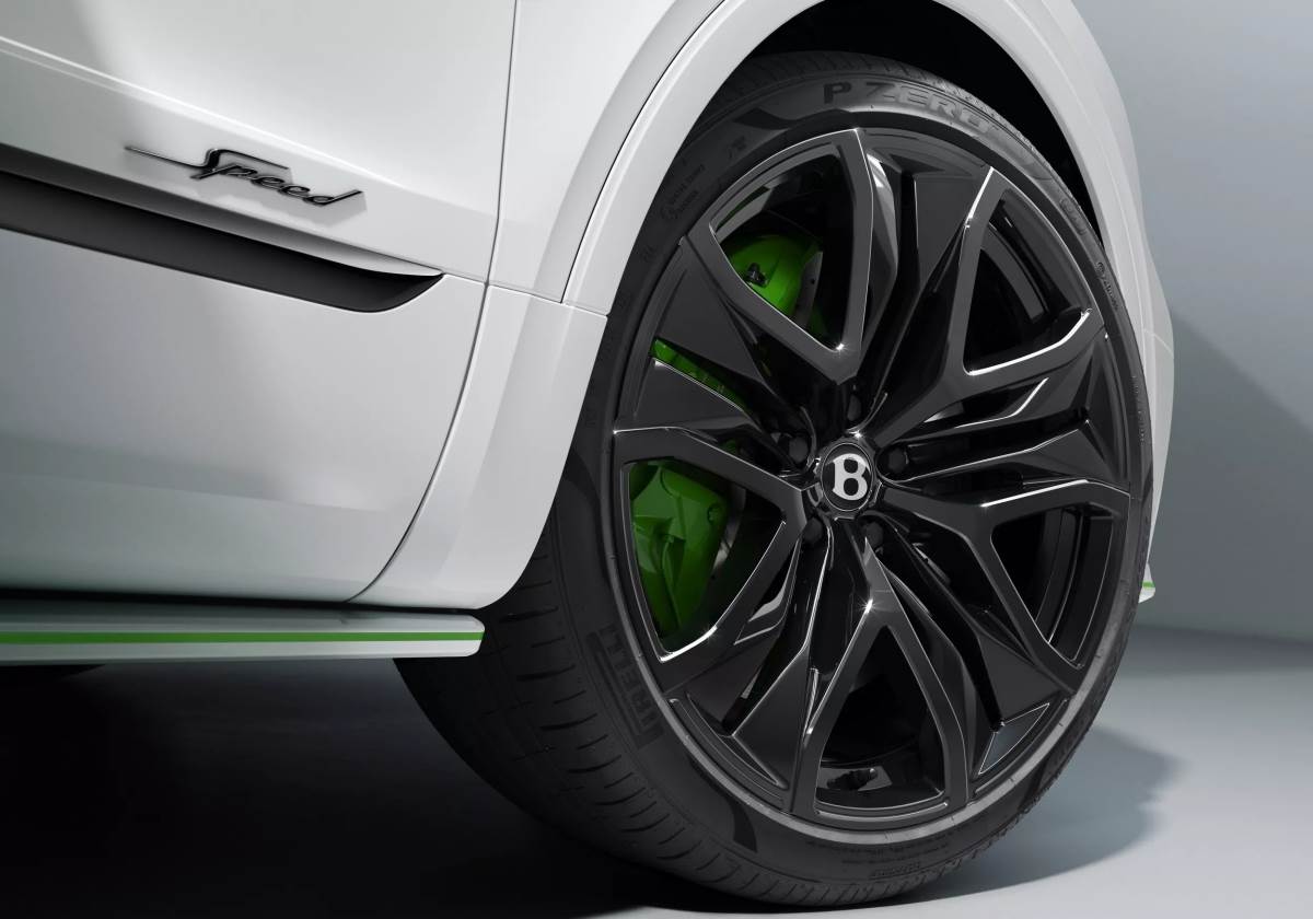 全新22吋或23吋的輪圈是外觀改變之一，而這輛車也加入了四輪轉向系統。（圖／賓利提供）