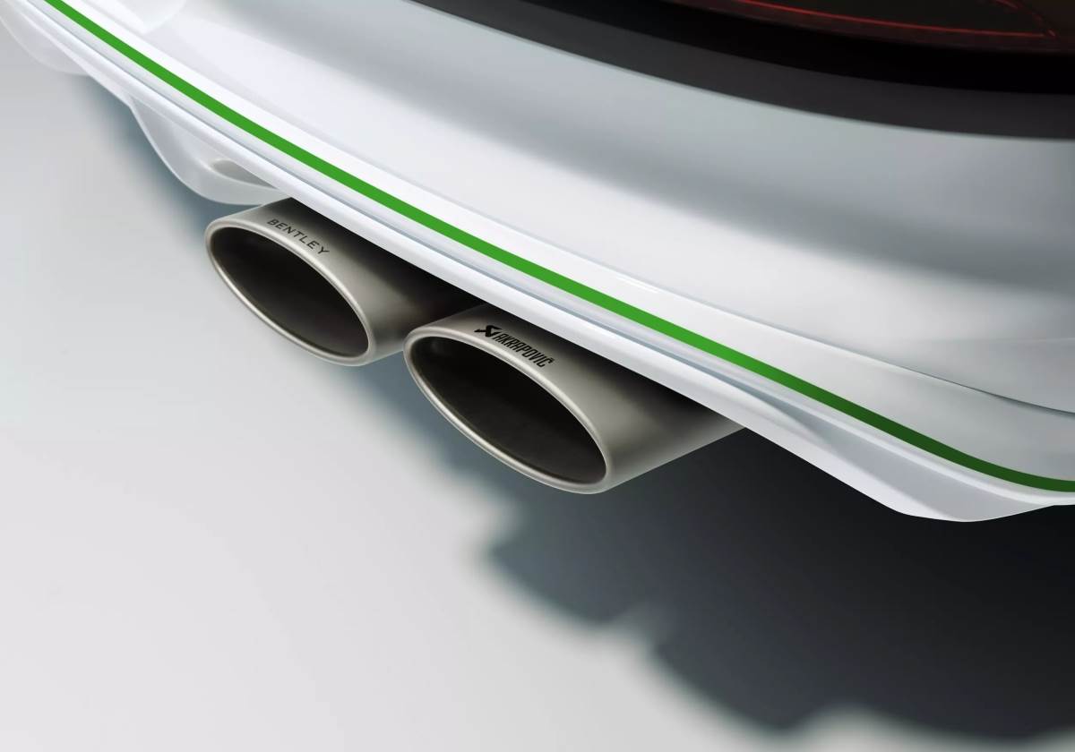 配置鈦合金Akrapovic排氣系統，擁有更好的聽覺與視覺感受。（圖／賓利提供）