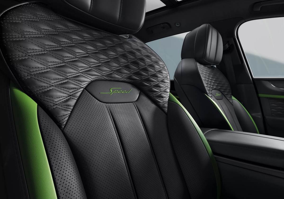 車內可以看到大量的Speed專屬徽飾，經典的菱格紋配置也沒有缺席。（圖／賓利提供）