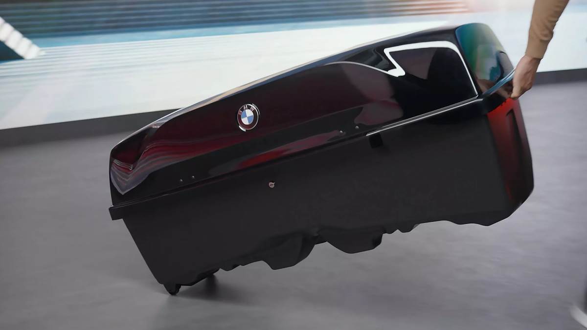 行李箱附有輪組,因此卸下之後可以輕鬆拖行。(圖/BMW提供)