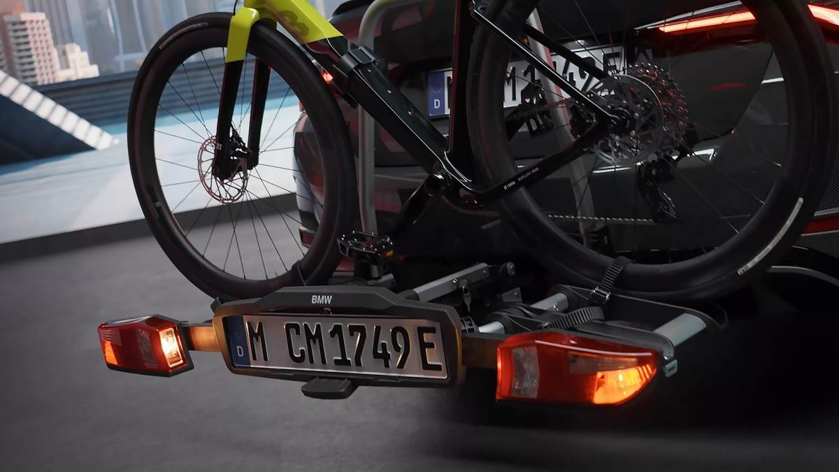 BMW原廠自行車架擁有車牌以及燈組,確保上路的合法性及安全性。(圖/BMW提供)