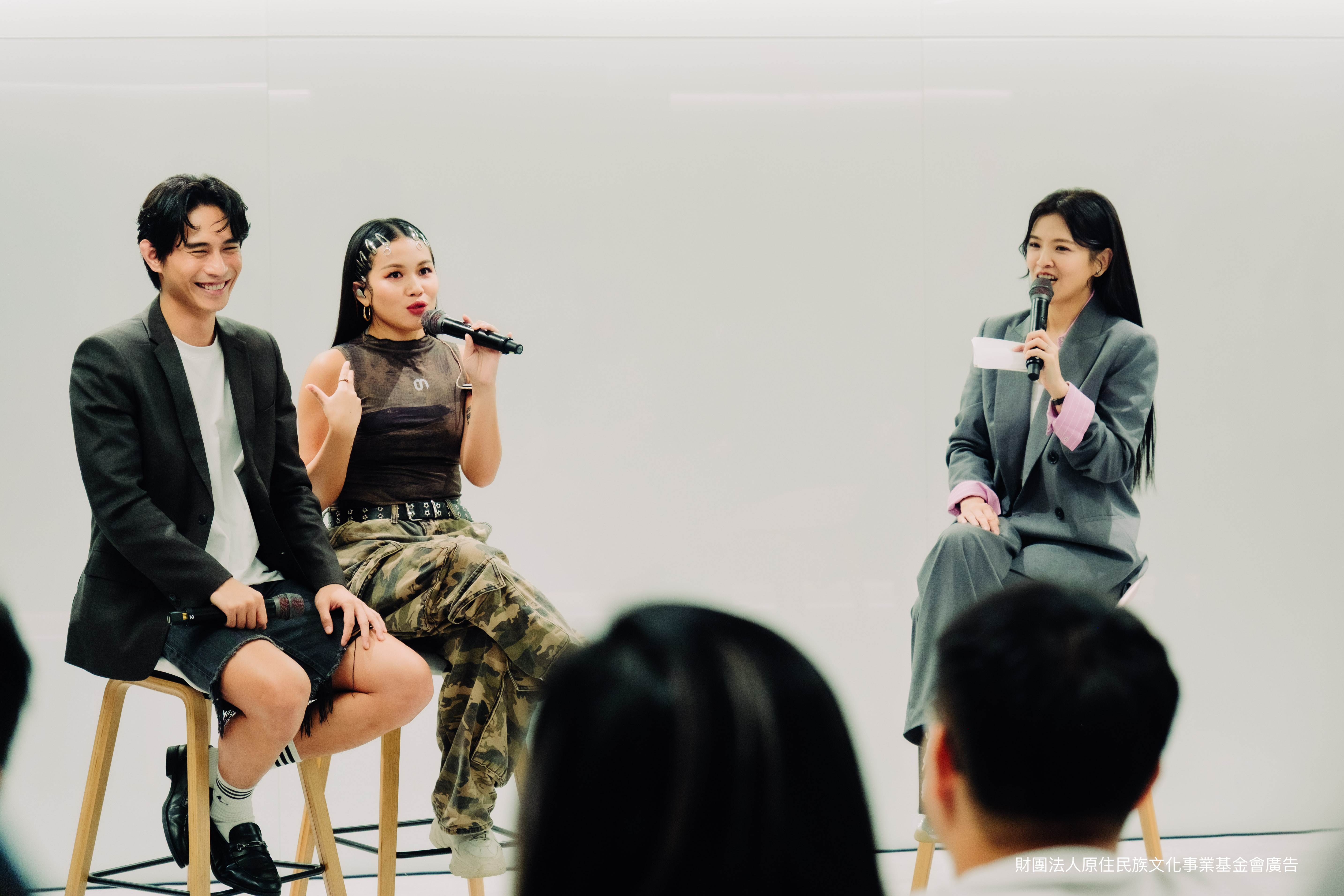 今年入圍六項大獎的新生代原民歌手Abus阿布絲.塔娜比瑪(左二)與本屆入圍最佳華語男歌手的準歌王柏霖PoLin(左一)共同前往KKBOX總部演唱,並在主持人咖啡糖賢齡(右一)訪問下,大聊音樂創作背後的故事。(圖/原文會提供)