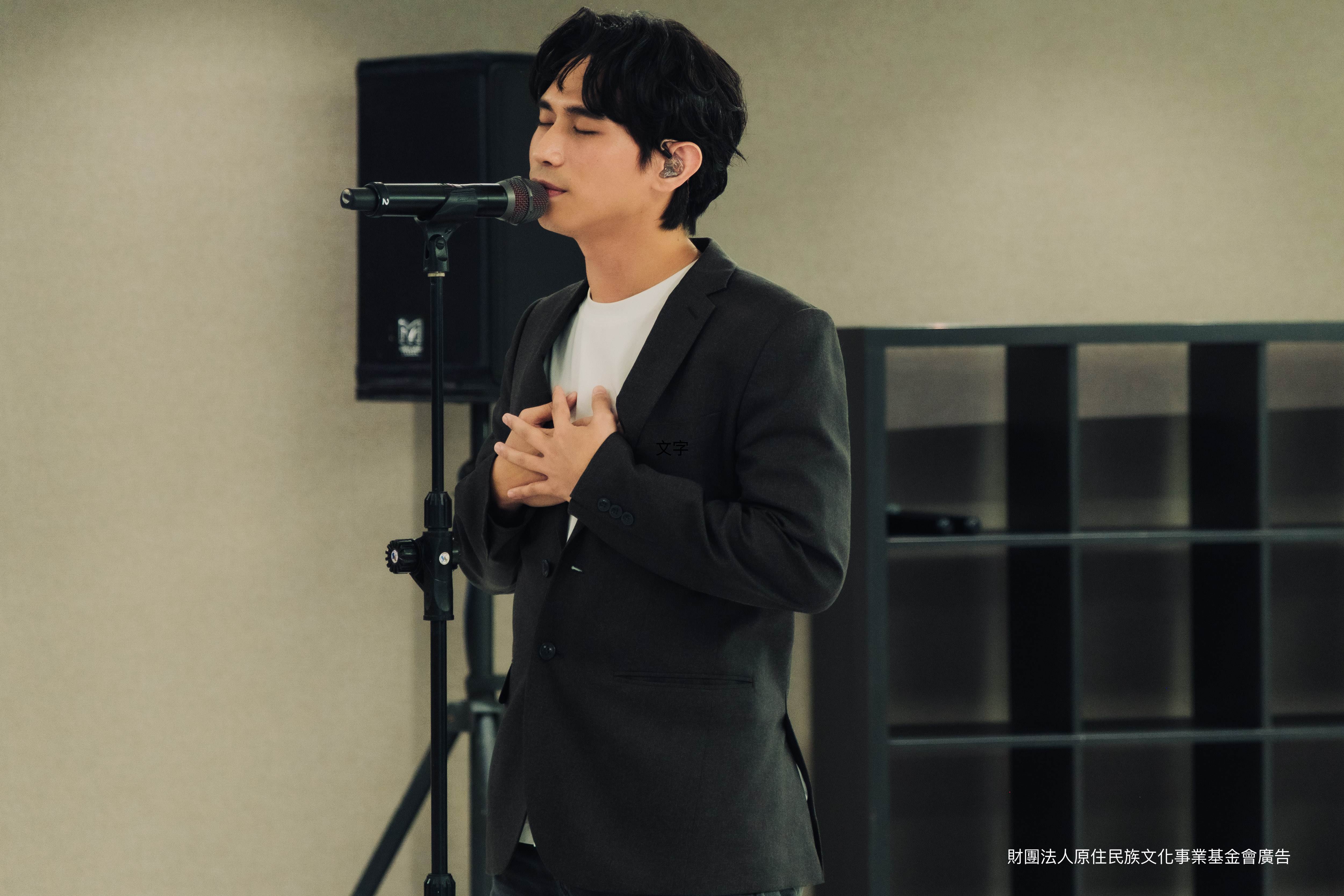 本屆入圍最佳華語男歌手的準歌王柏霖PoLin(泰雅族)為《原Way星唱快閃計劃》獻唱歌曲,讓歌迷驚呼:嗓音好像吃了CD。(圖/原文會提供)