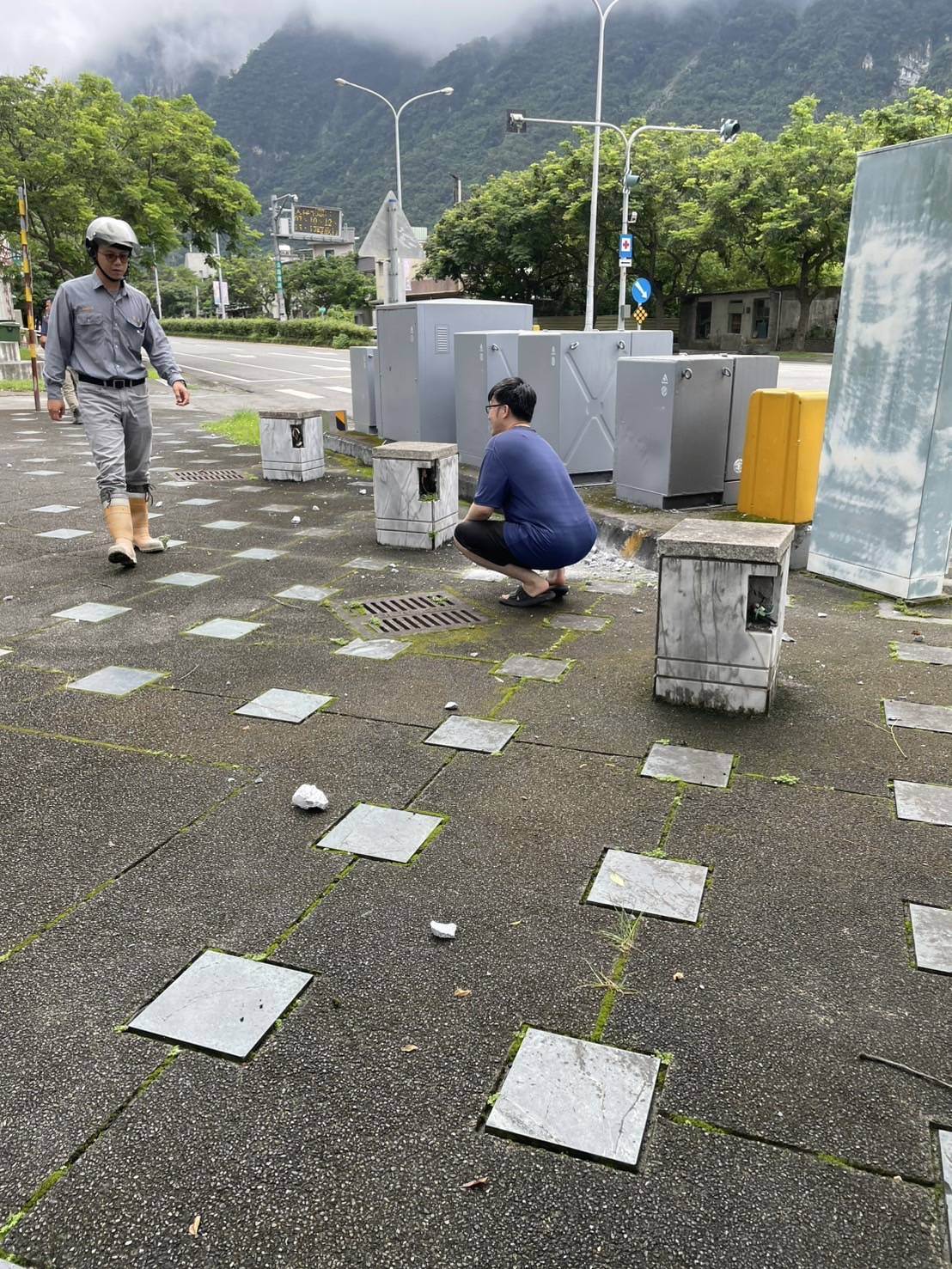 炸山石塊散落一地。翻攝畫面