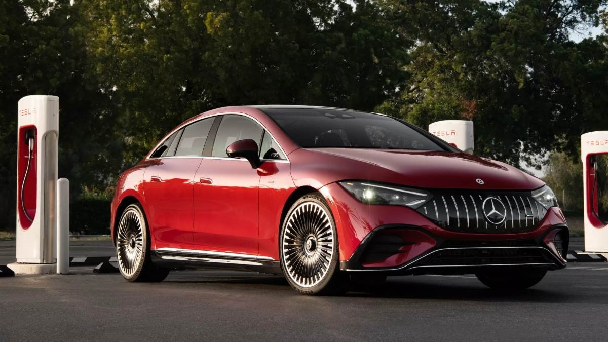 賓士電動車EQE表現不佳，相較去年1～4月下滑22％。（圖／賓士提供）