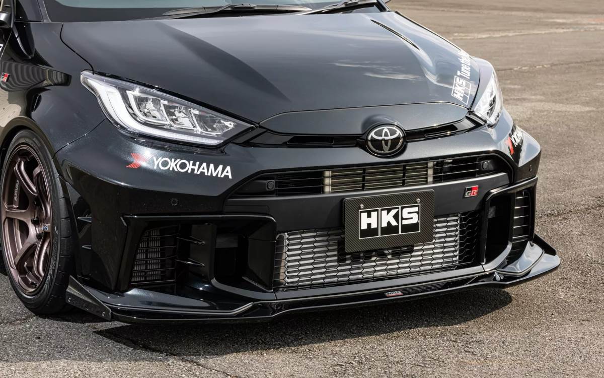 車頭下擾流相當突出，將可以有效提升前軸下壓力。（圖／HKS提供）