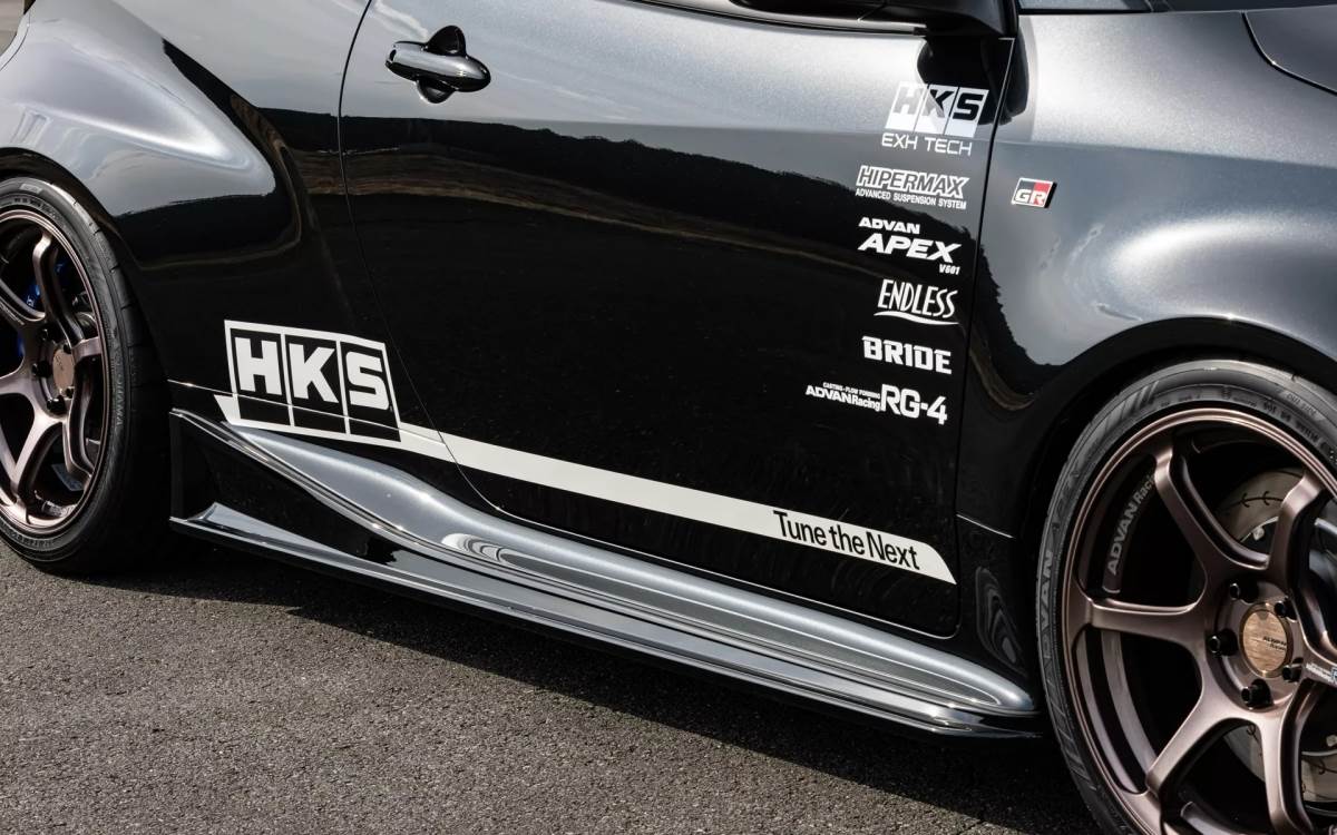 側裙部分讓車輛看起來更為一致，並且可以有效導引氣流。（圖／HKS提供）