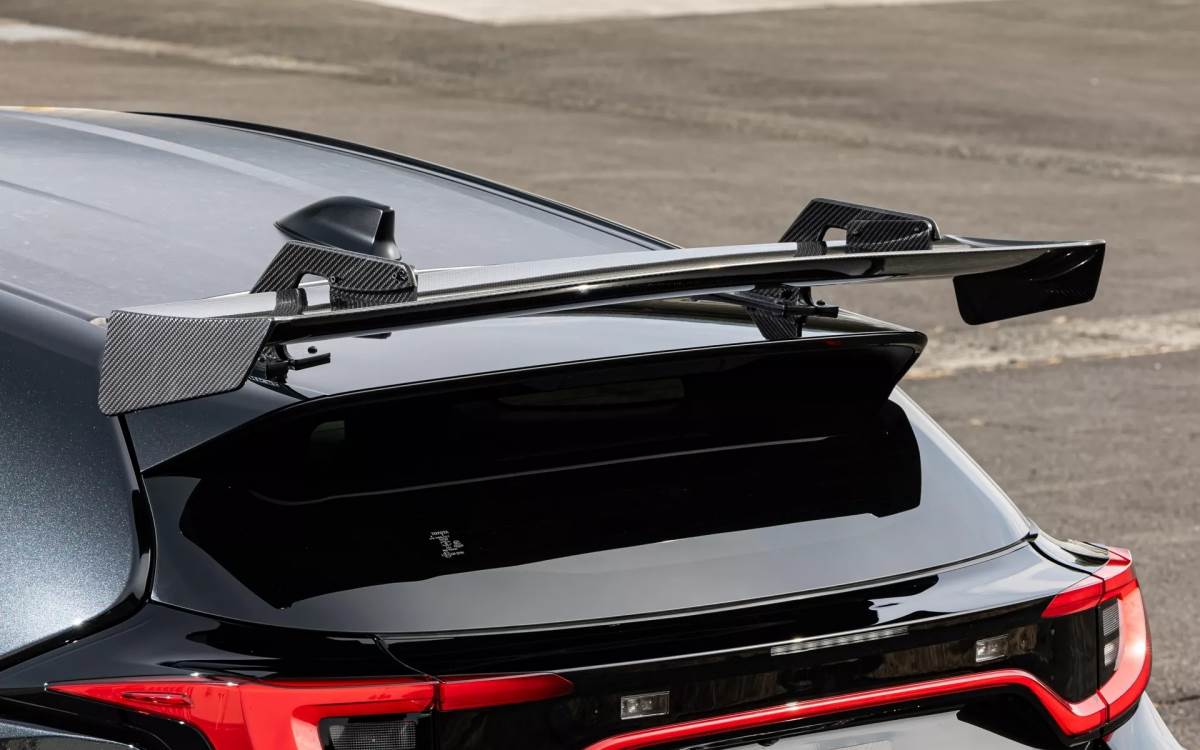 尾翼採用天鵝頸式的設計，並使用碳纖維材料製成。（圖／HKS提供）