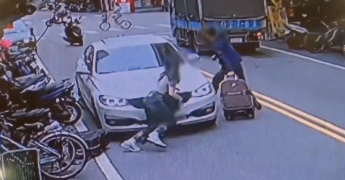 一名金飾店推銷員拉著皮箱要去銀樓，途中卻被嫌犯開車衝撞，對方一下車就要來搶裝滿金飾的皮箱。（圖／東森新聞）