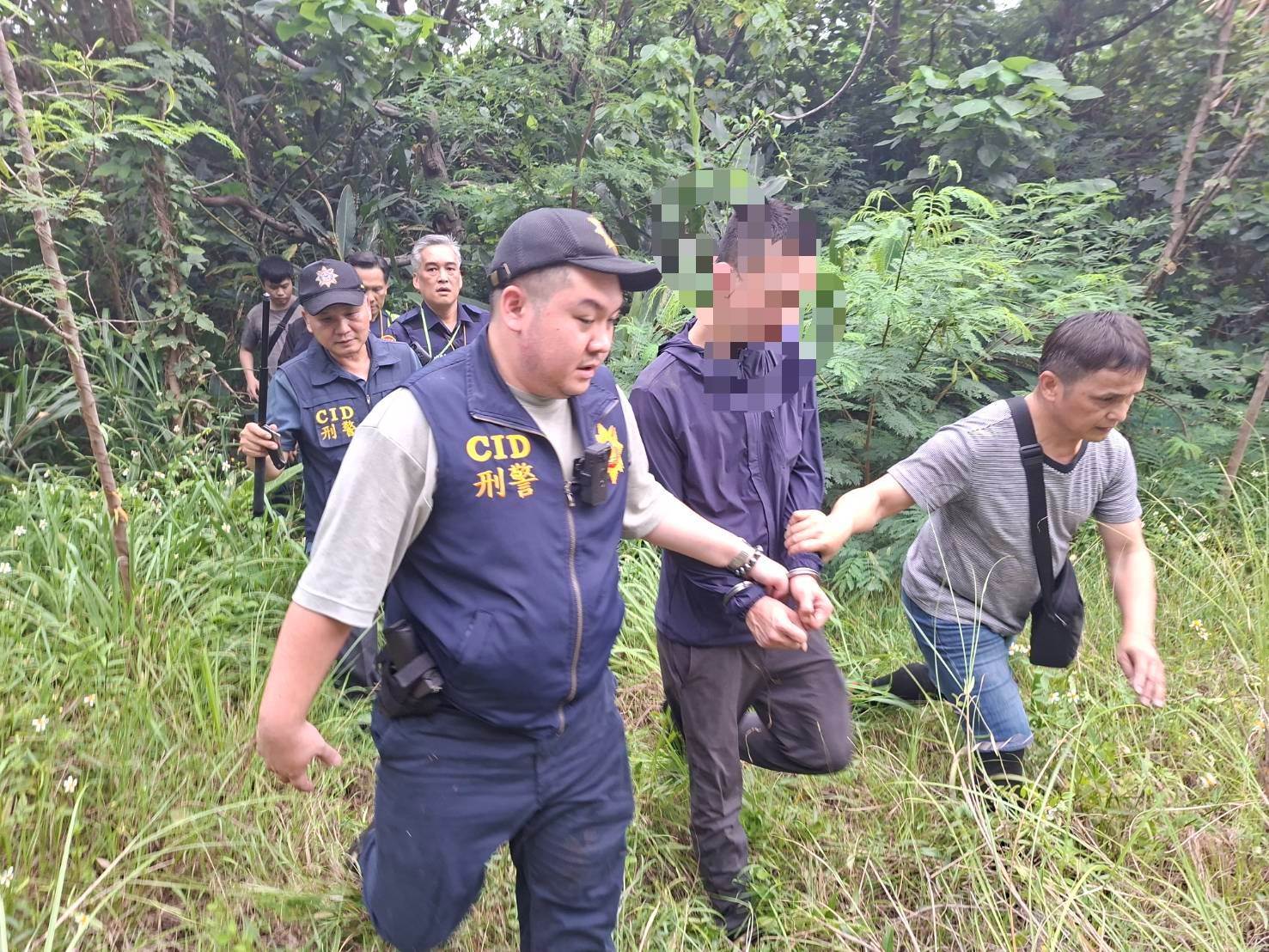 黃姓男子逃到南澳防風林被警方逮補。警方提供