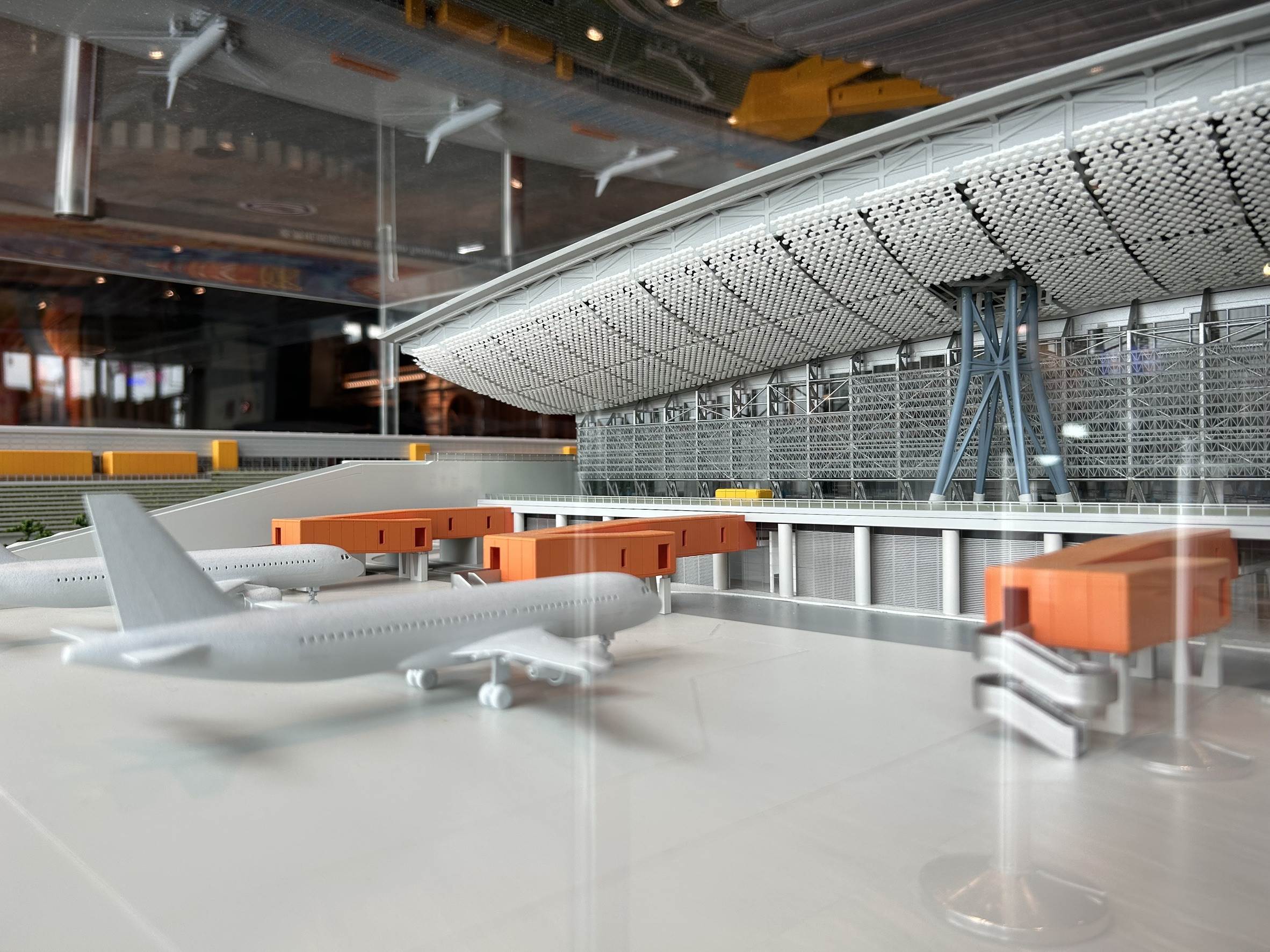 第三航廈模型製作參考大量設計資料，其中雲頂天花須預先拆解成組件，噴漆完成後再與屋頂結構組合，十分考驗製作團隊的細心與專注。（圖／桃園機場提供）