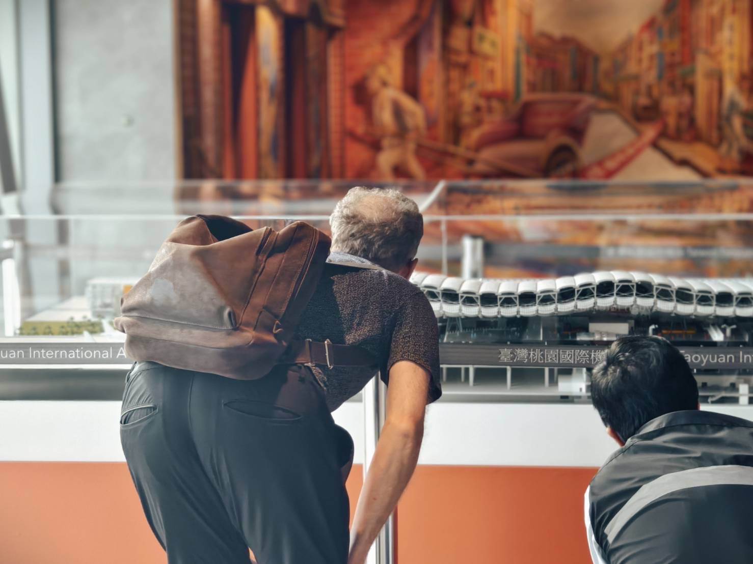 機場公司歡迎民眾前來桃園機場，欣賞全新展出的第三航廈建築模型，感受建築宏偉氣象，預先窺見室內配置與陳設。（圖／桃園機場提供）