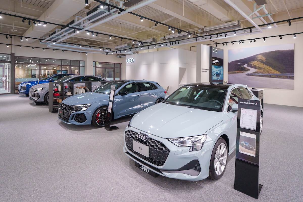 店內規劃有四輛新車展示區,並融入Audi Progressive Retail的設計語彙。(圖/台灣奧迪提供)