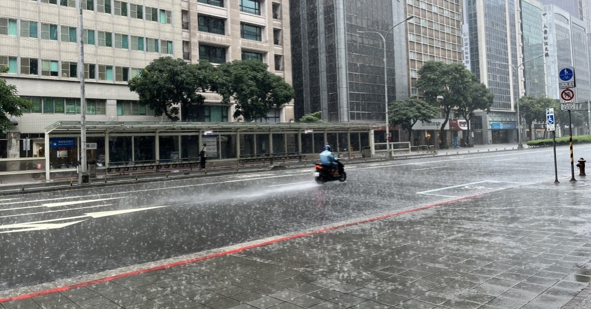 中央氣象署對2縣市發布豪雨特報、15縣市發布大雨特報。（示意圖／東森新聞）