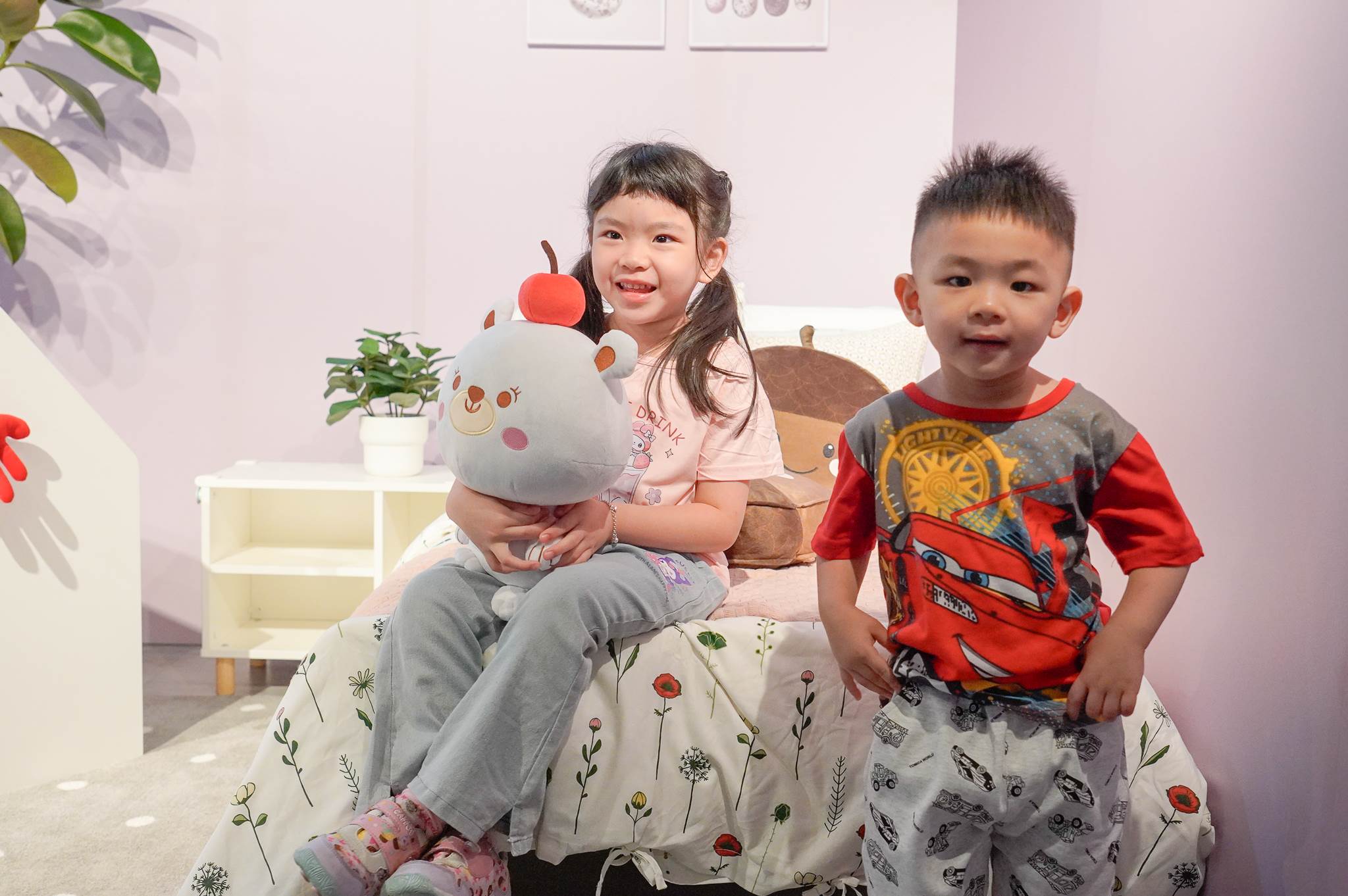 針對孩臥房型，包含床鋪大小及桌椅高度，也因應不同孩子年齡而有對應設計(新北社會局提供，圖中小孩非安置兒)