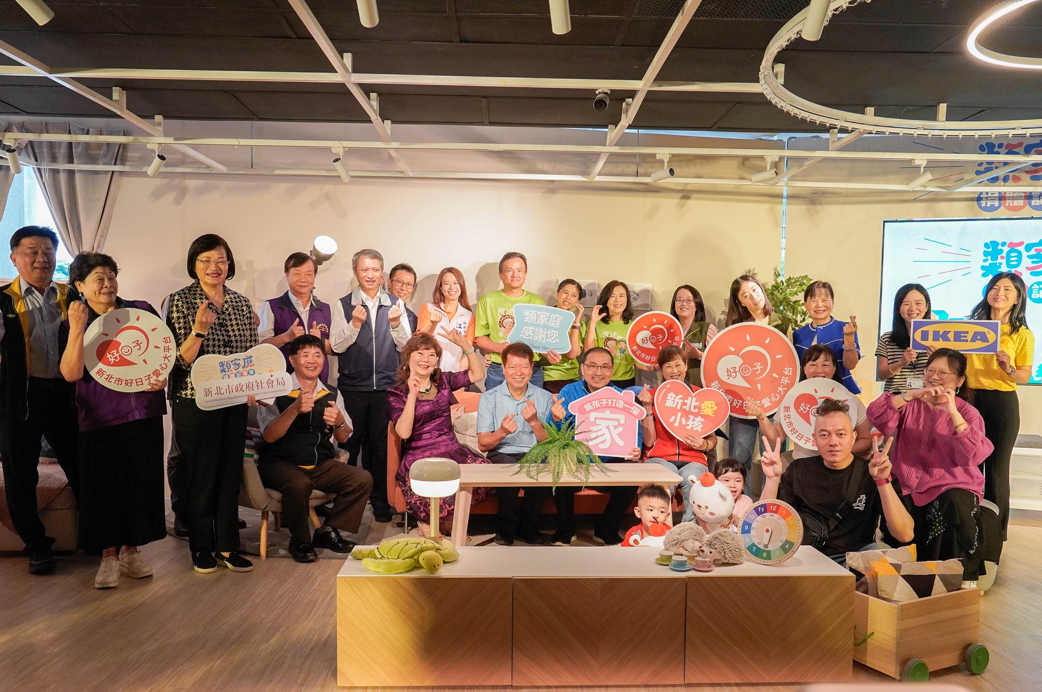 新北弱勢兒少起家厝捐贈儀式，新北社會局特別將類家庭裝修成果搬到市府，重現溫馨改造成果(新北社會局提供)
