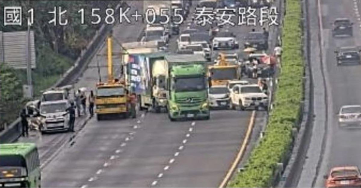國道1號泰安路段發生14台車追撞事故。（圖／翻攝自國道即時影像）