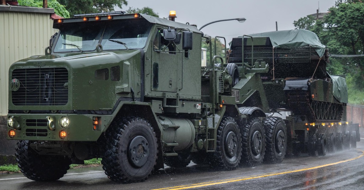 美國對台軍售M1A2T戰車近日被民眾拍到由M1070A1重型拖車運輸行經北部道路。（圖／歐媽媽影像紀錄授權）