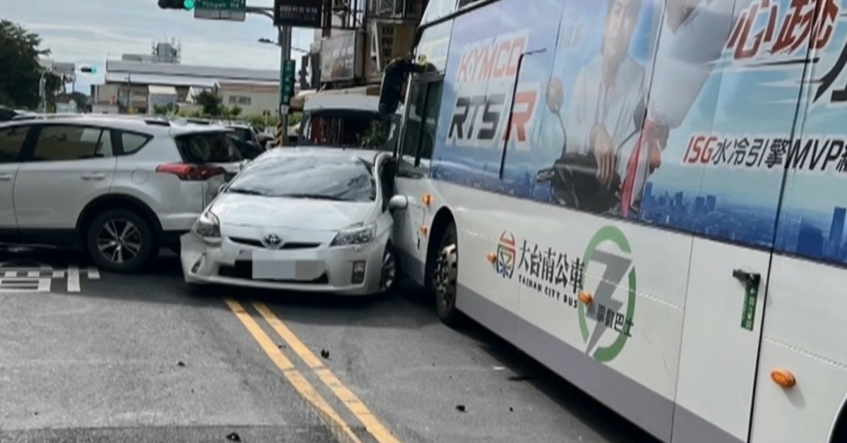 誤踩油門！公車突往前暴衝 4汽車1機車無辜挨撞