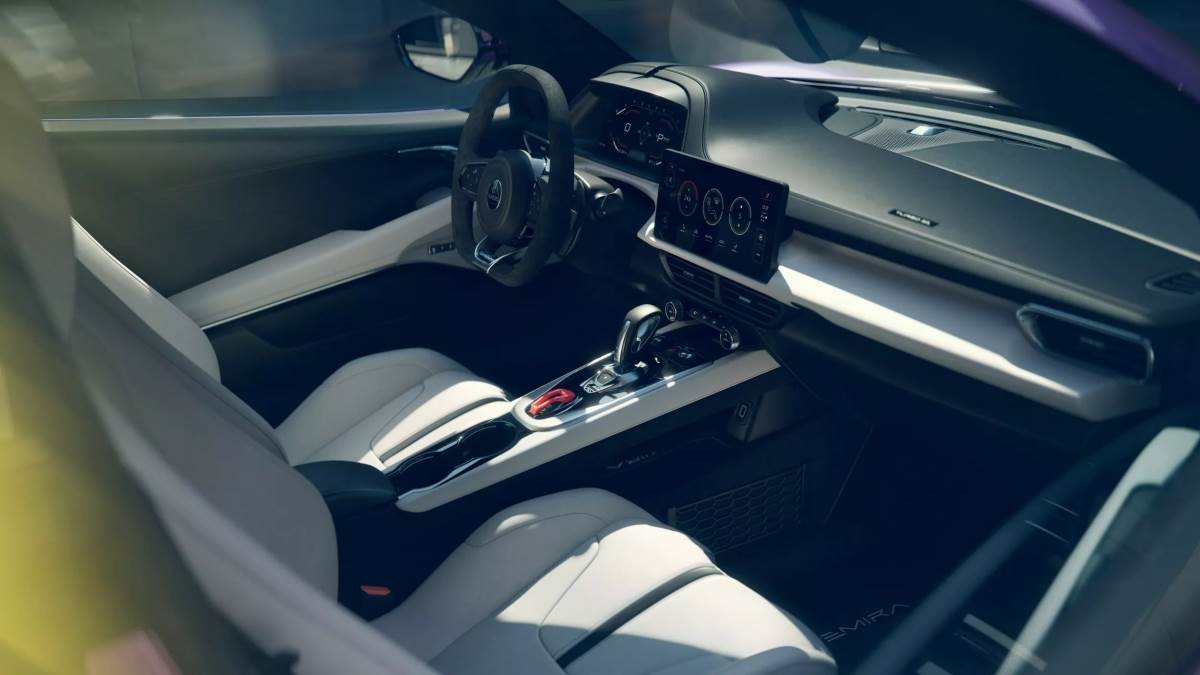 車內基本上維持相同配置，入門的Emira Turbo也擁有12向電動調整座椅、10.25吋數位儀表、12.3吋中控觸控螢幕。（圖／蓮花提供）