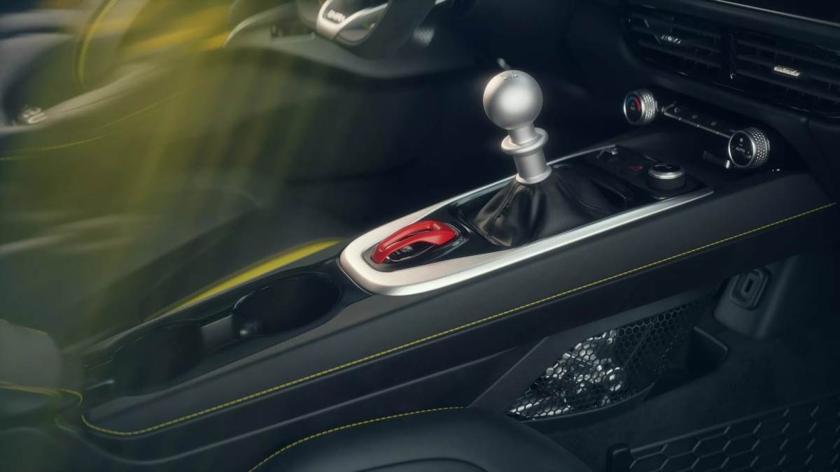 Emira V6 SE新增的變速箱壓縮支架，提升手排換檔手感。（圖／蓮花提供）