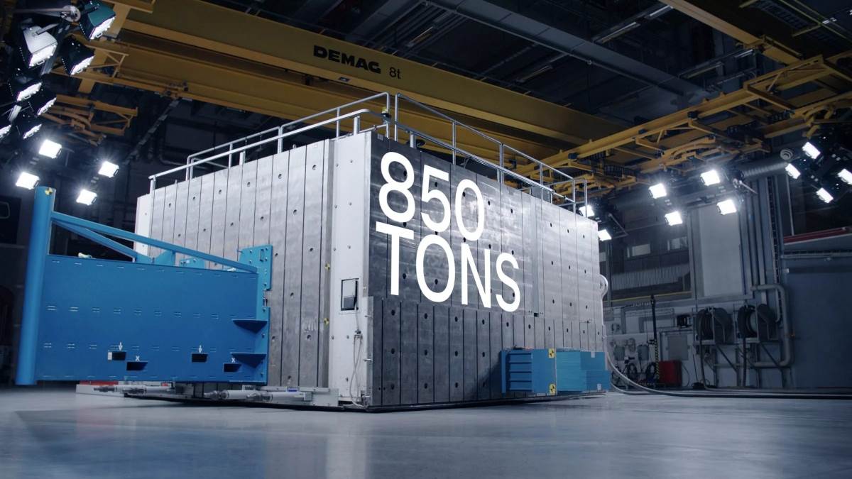 Volvo的測試中心受撞體重達850噸，可以模擬許多撞擊狀況。（圖／Volvo提供）