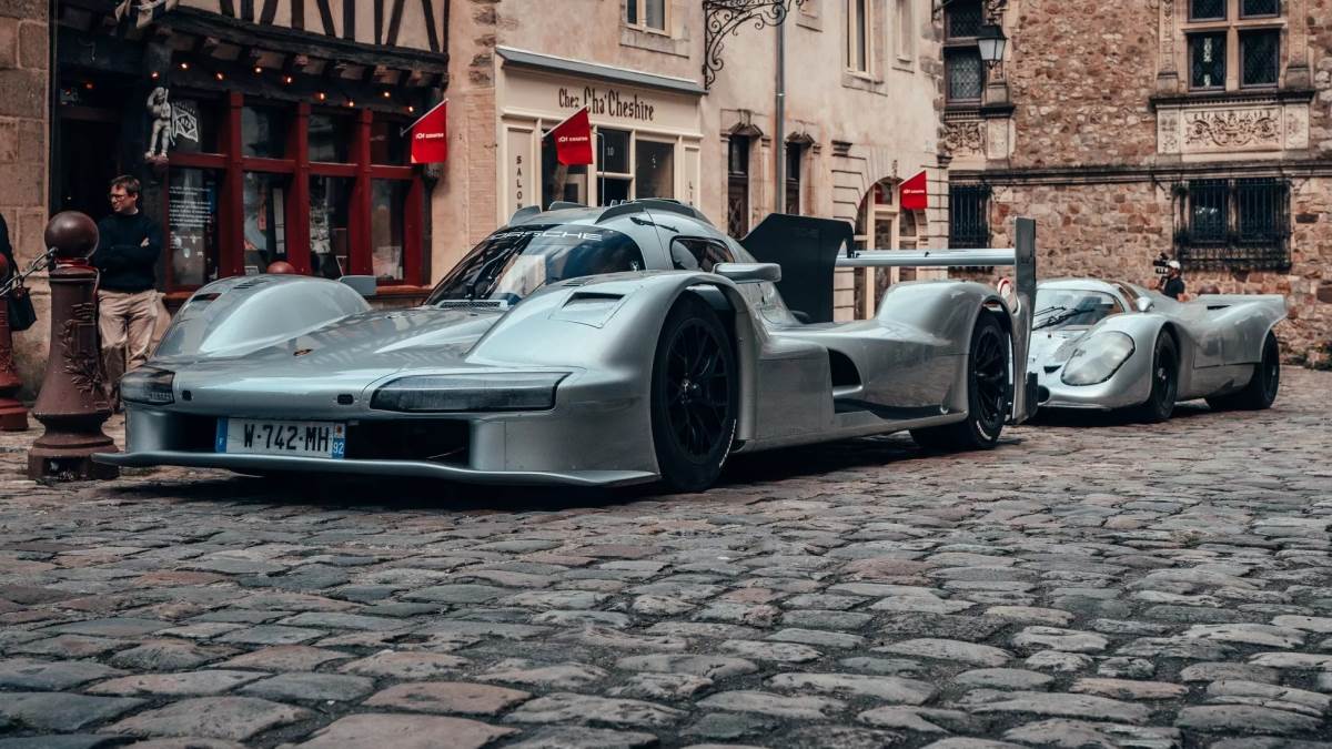 車輛為了因應道路法規，還特別設計了懸掛車牌的位置，並且更改頭尾燈組的軟體設定。（圖／保時捷提供）